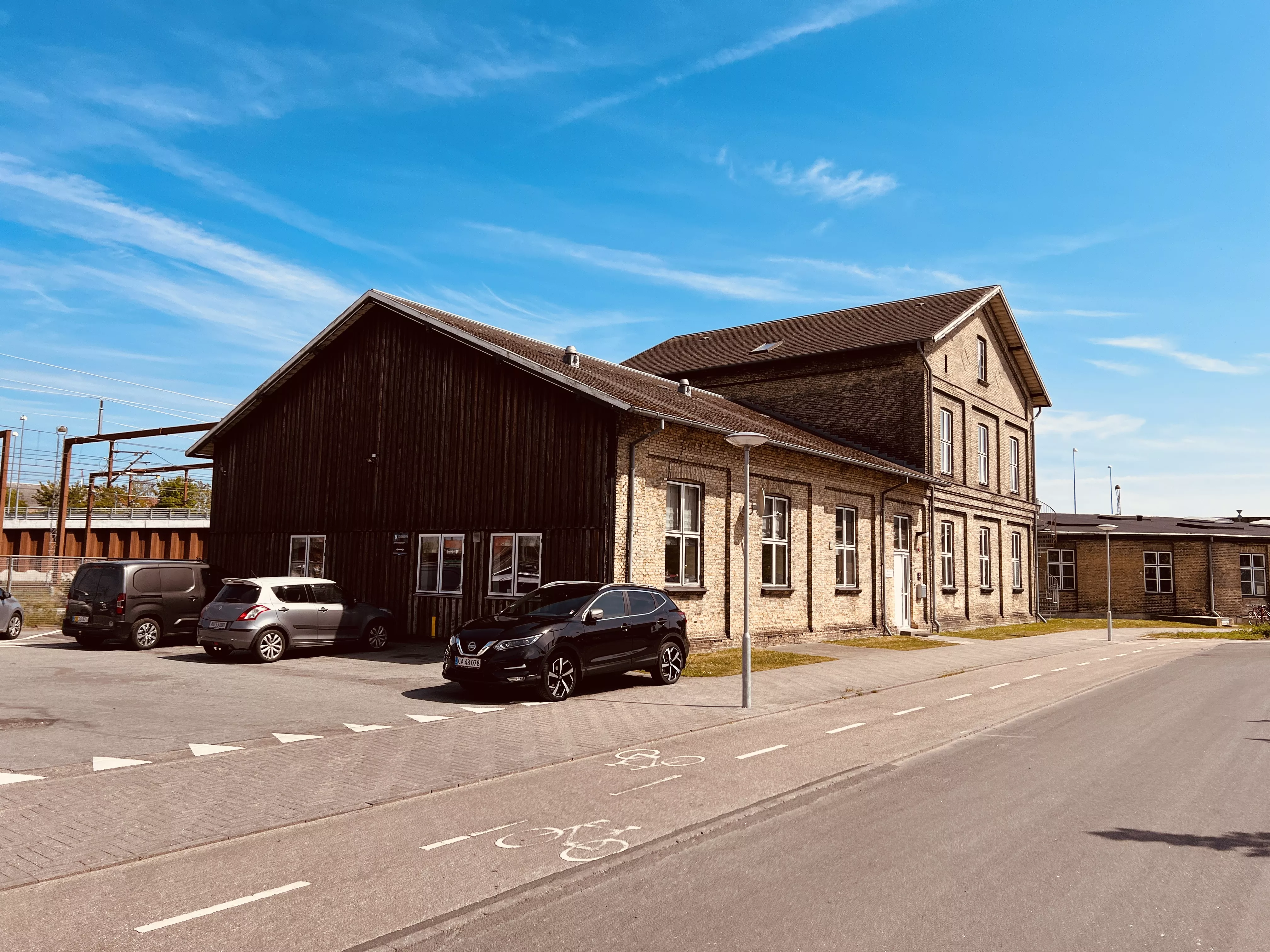 Billede af DSBs "Maskindepot" bygning ved Næstved Station.