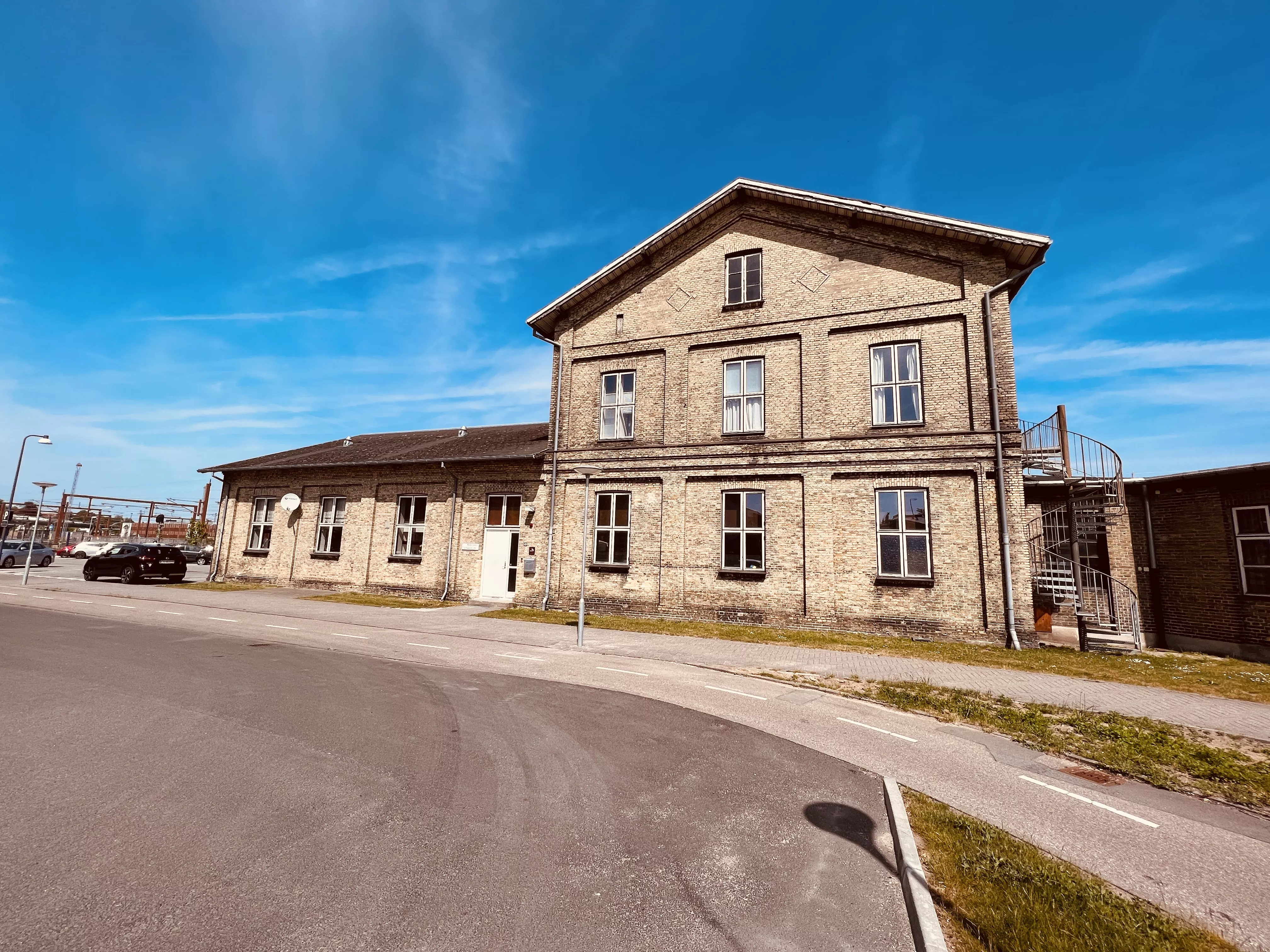 Billede af DSBs "Maskindepot" bygning ved Næstved Station. Billede af DSBs "Maskindepot" bygning ved Næstved Station.