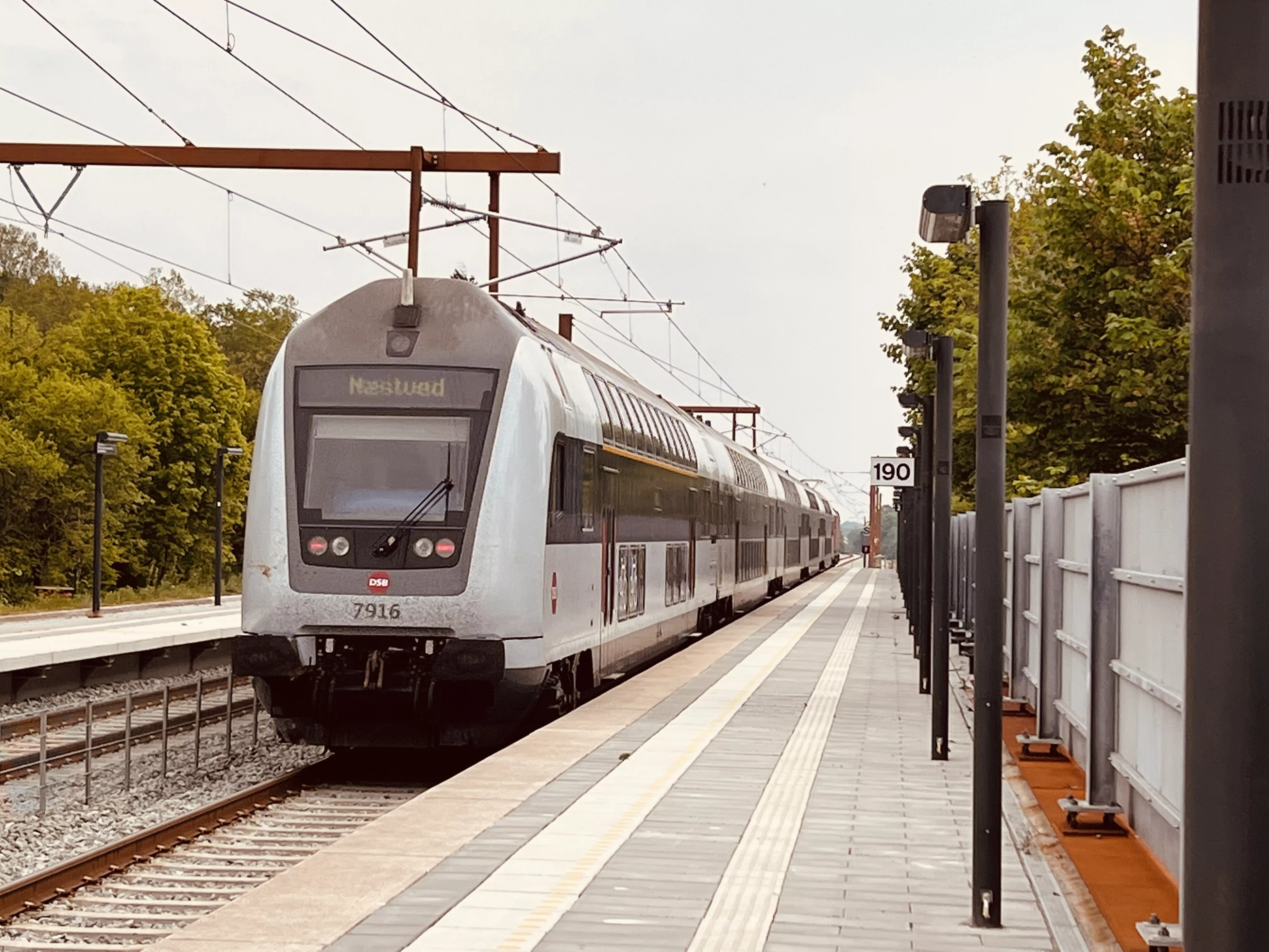 Billede af tog ud for Glumsø Trinbræt. Billede af tog ud for Glumsø Trinbræt.