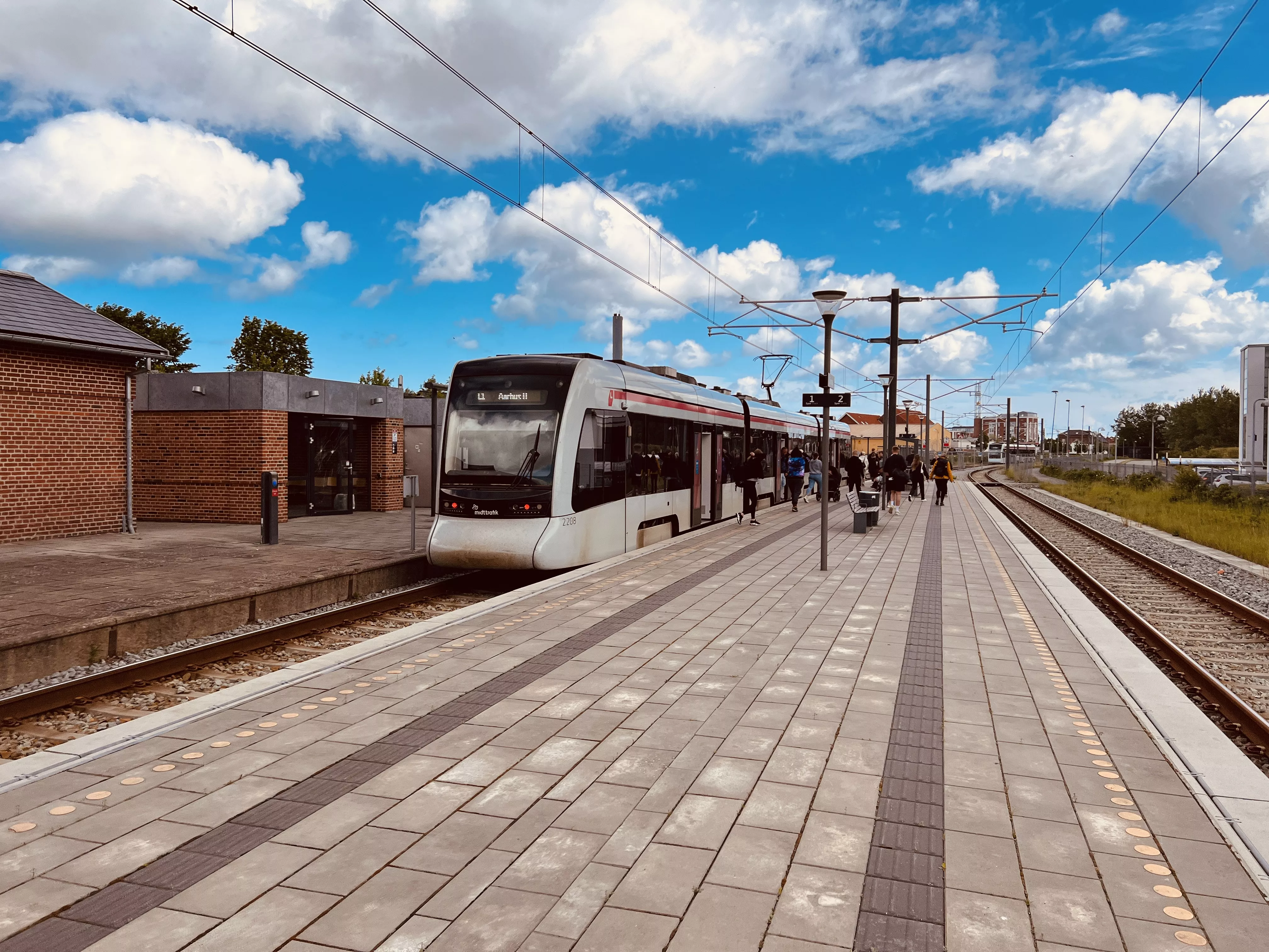 Billede af letbanetog ud for Grenaa Letbanestation.