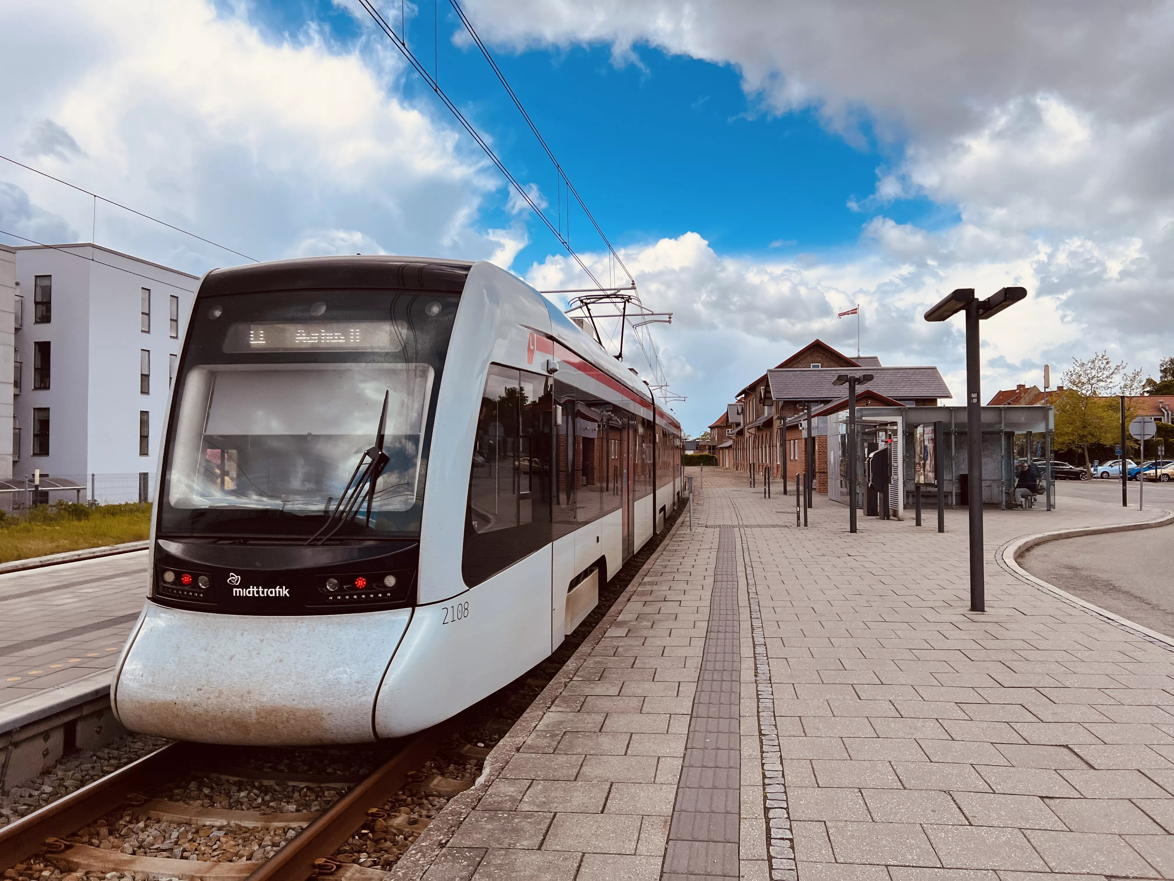 Billede af letbanetog ud for Grenaa Letbanestation.