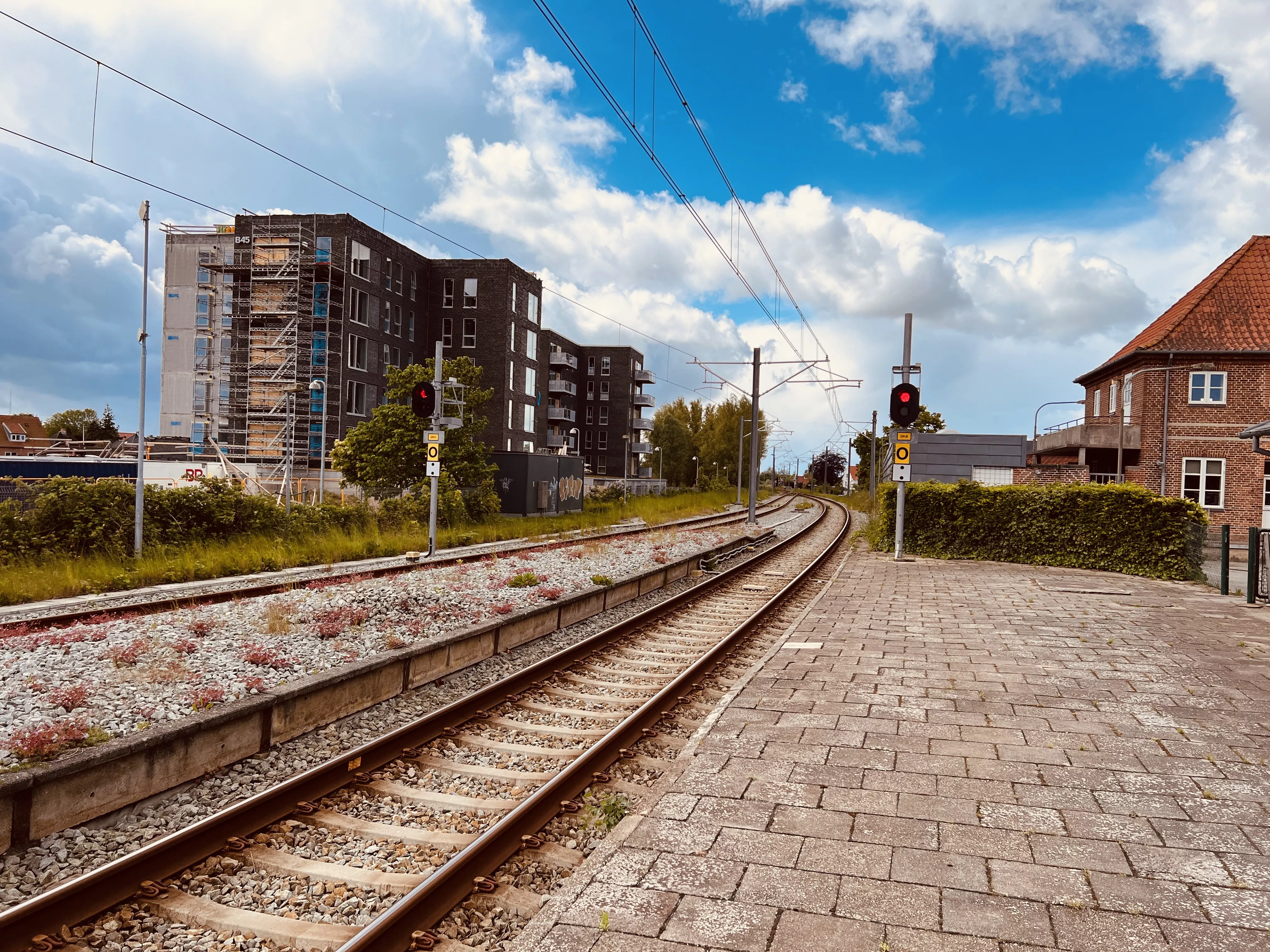 Billede af Grenaa Letbanestations ind og udkørsel.