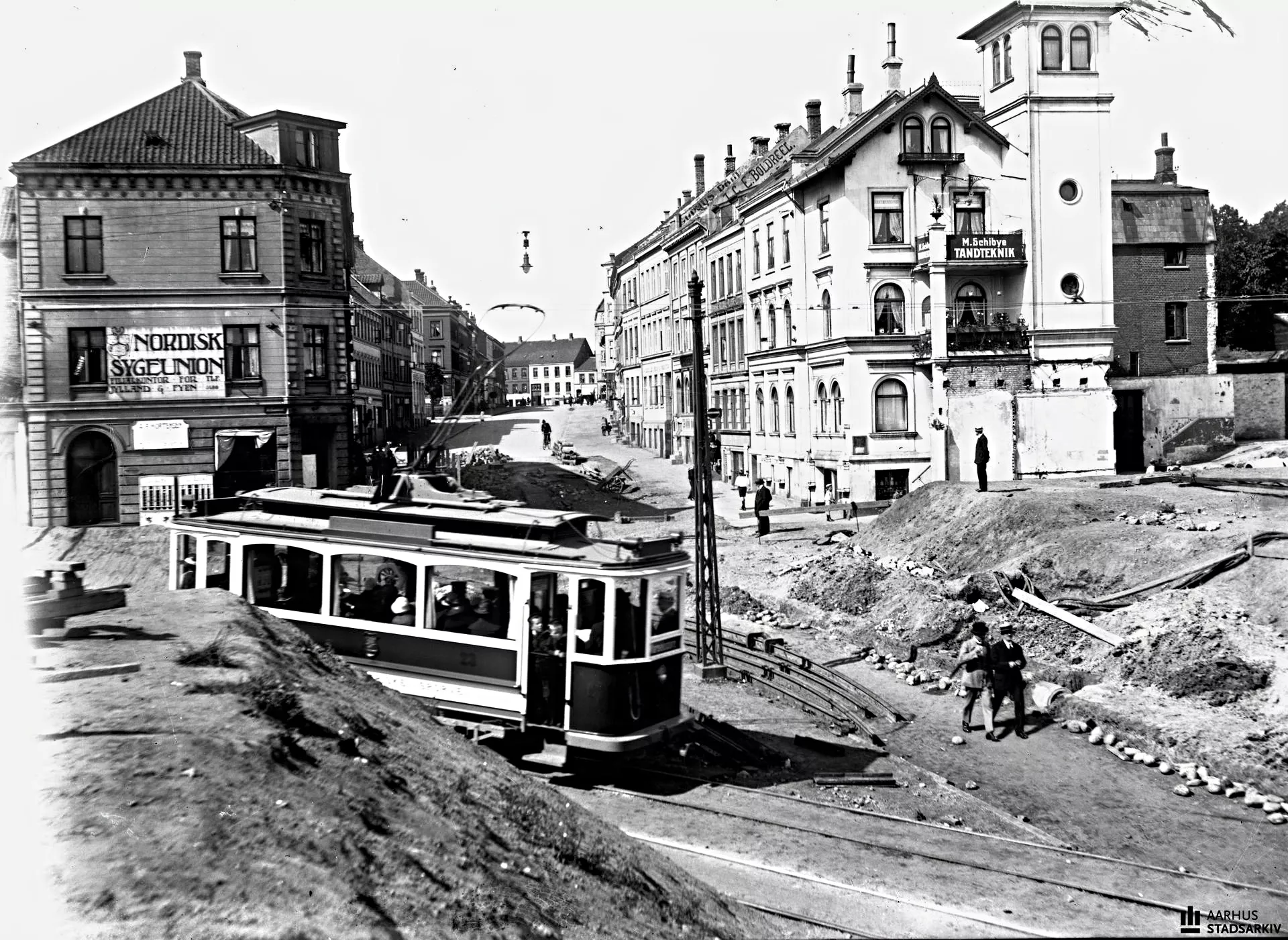 Billede af Aarhus Banegårdspladsen. Forrest i billedet ses en jordvold, der var en del af en større opfyldning af området for at hæve terrænet til den kommende banegård.