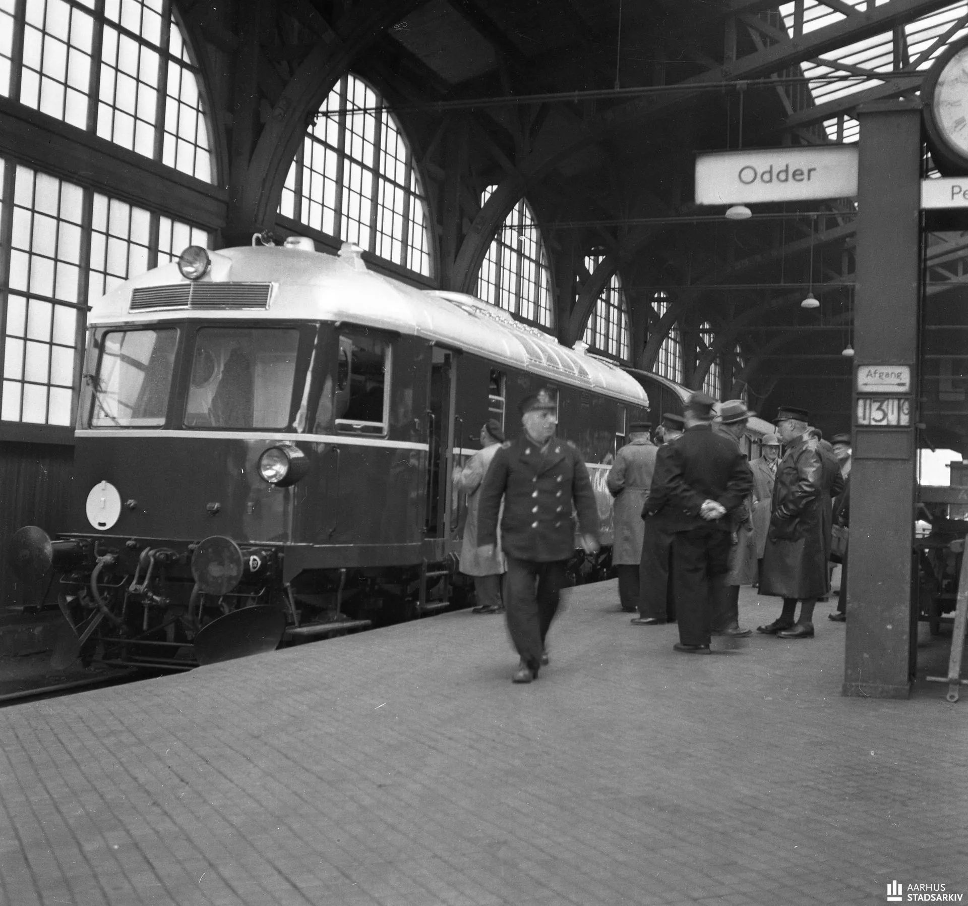 Billede af det nye diesellokomotiv til Hads-Ning Herreders Jernbane (Odder-banen) klar til afgang mod Odder på Aarhus Hovedbanegård. Billede af det nye diesellokomotiv til Hads-Ning Herreders Jernbane (Odder-banen) klar til afgang mod Odder på Aarhus Hovedbanegård.