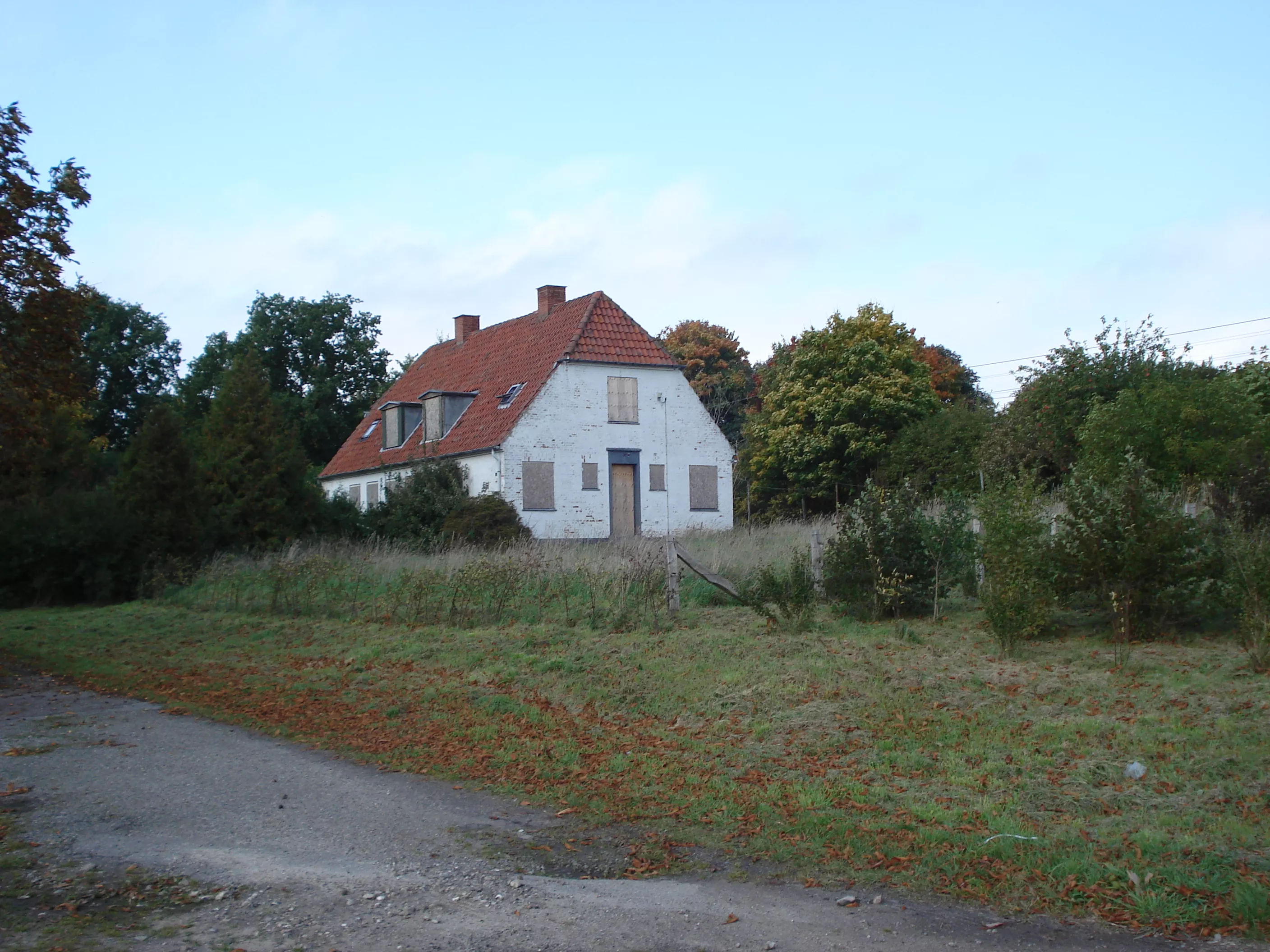 Billede af DSB-dobbelthuset, som husede banearbejdere ved Hjulby Station. Billede af DSB-dobbelthuset, som husede banearbejdere ved Hjulby Station.
