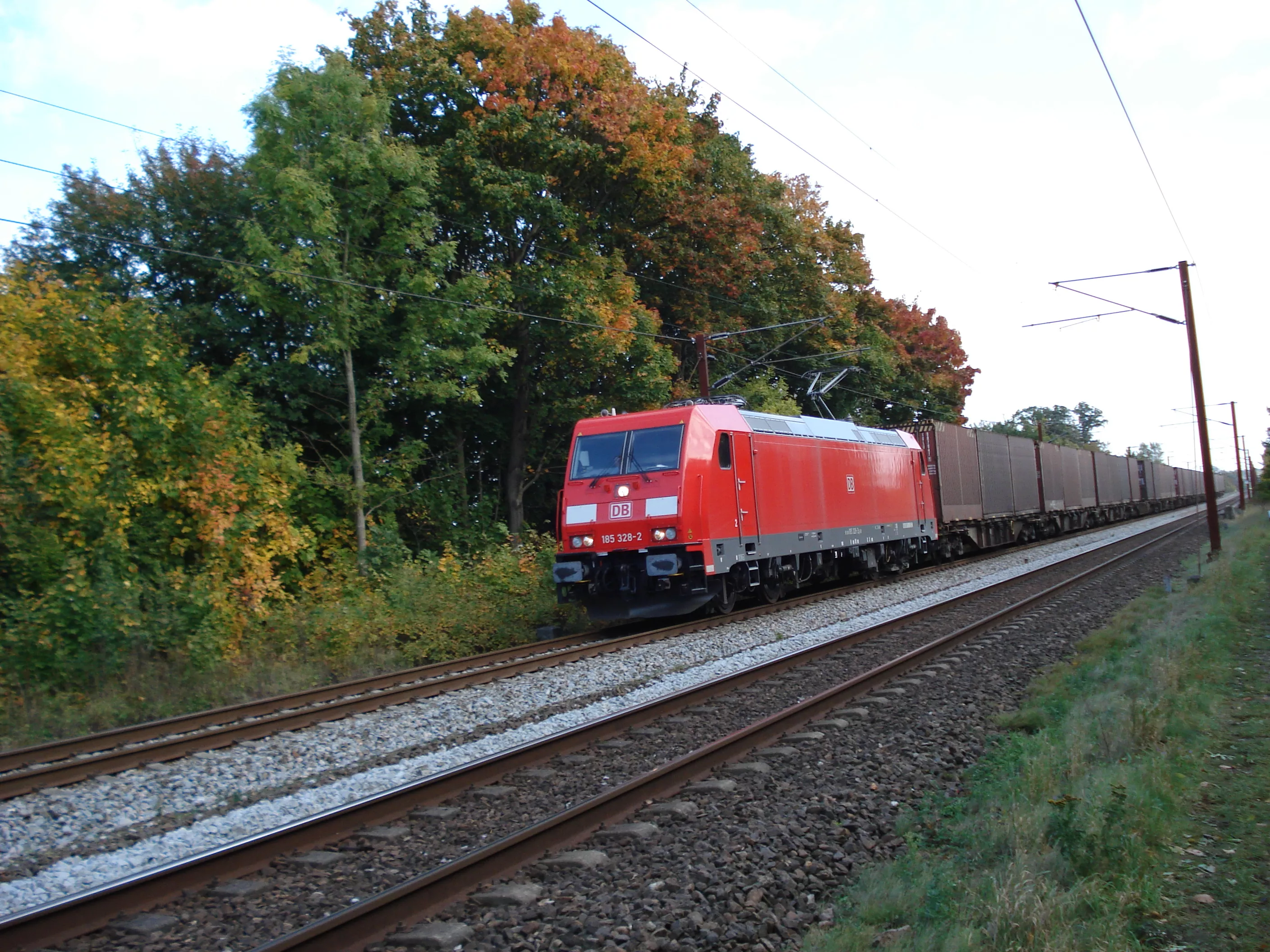 Billede af tog ud for Hjulby Station. Billede af tog ud for Hjulby Station.