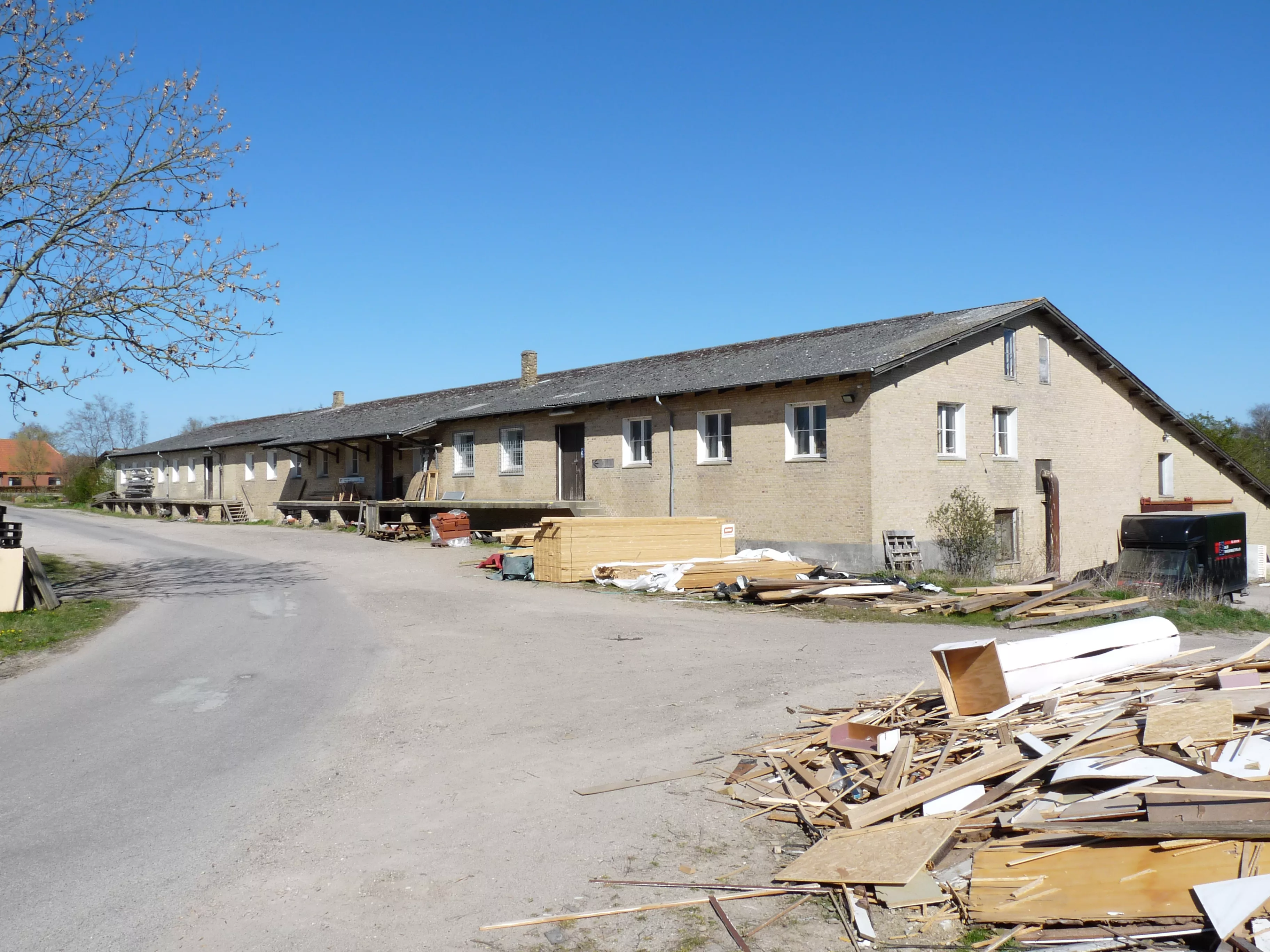 Billede af varehuset til Dalby Frugtlager ved Dalby Station.