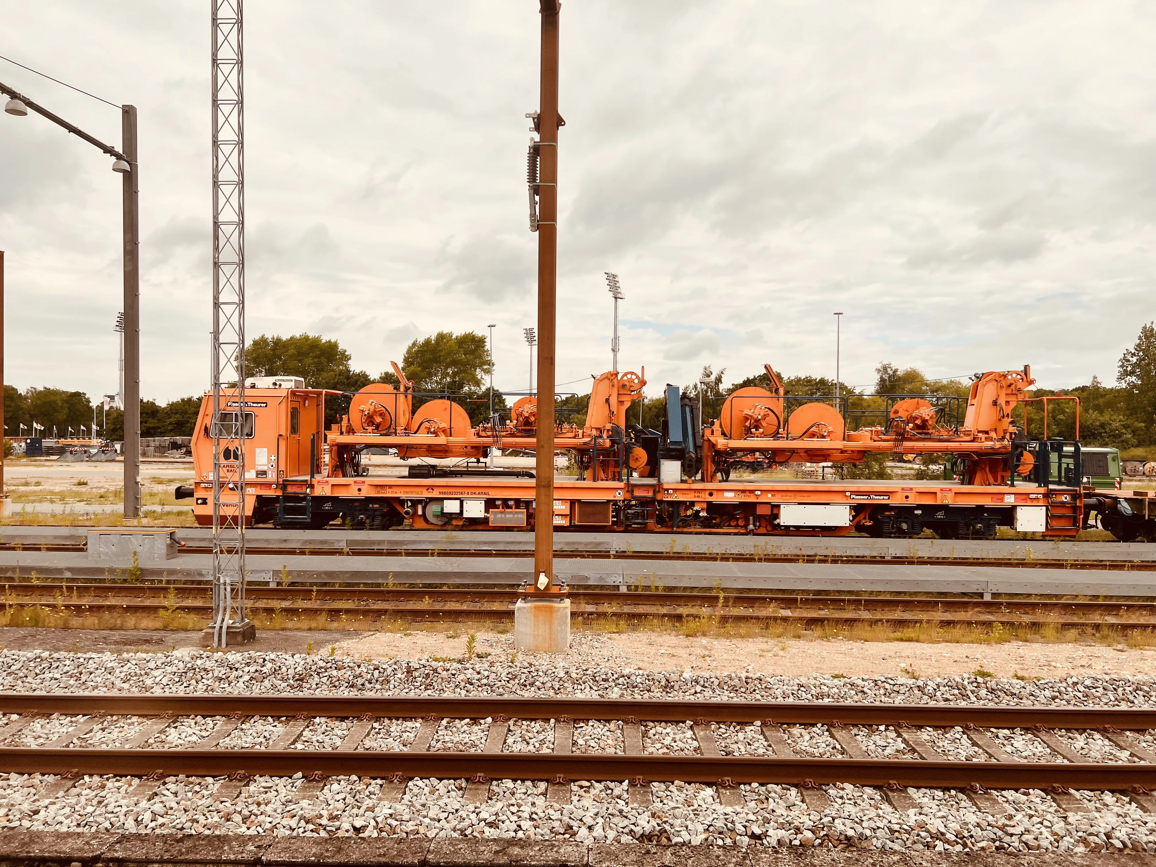 Billede af tog ud for Nykøbing Falster Station. Billede af tog ud for Nykøbing Falster Station.