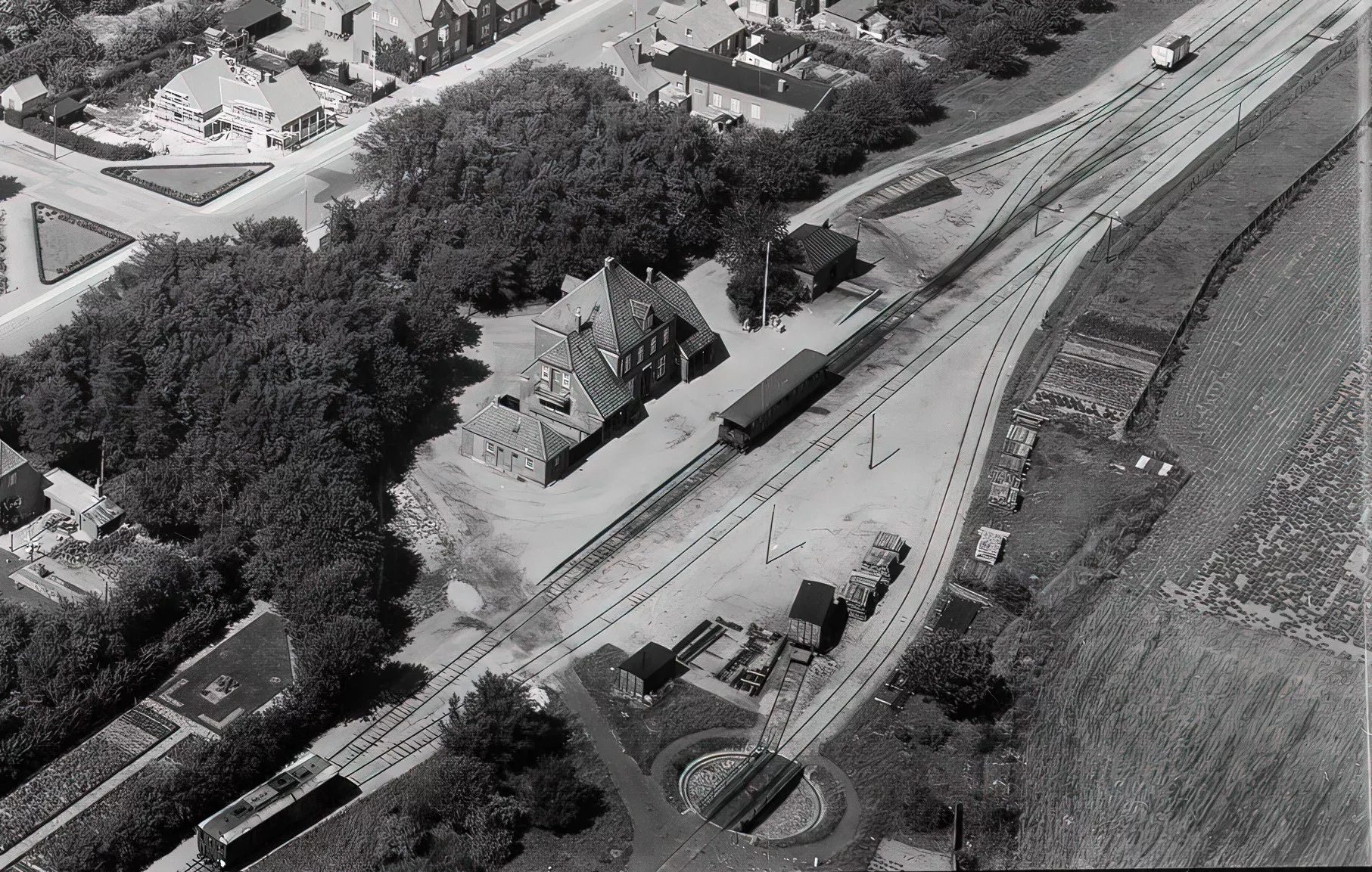 Billede af Rødbyhavn Station med den specielle DEVA M1 dieselelektriske motorlokomotiv fra 1923 nederst til venstre i billedet. Billede af Rødbyhavn Station med den specielle DEVA M1 dieselelektriske motorlokomotiv fra 1923 nederst til venstre i billedet.