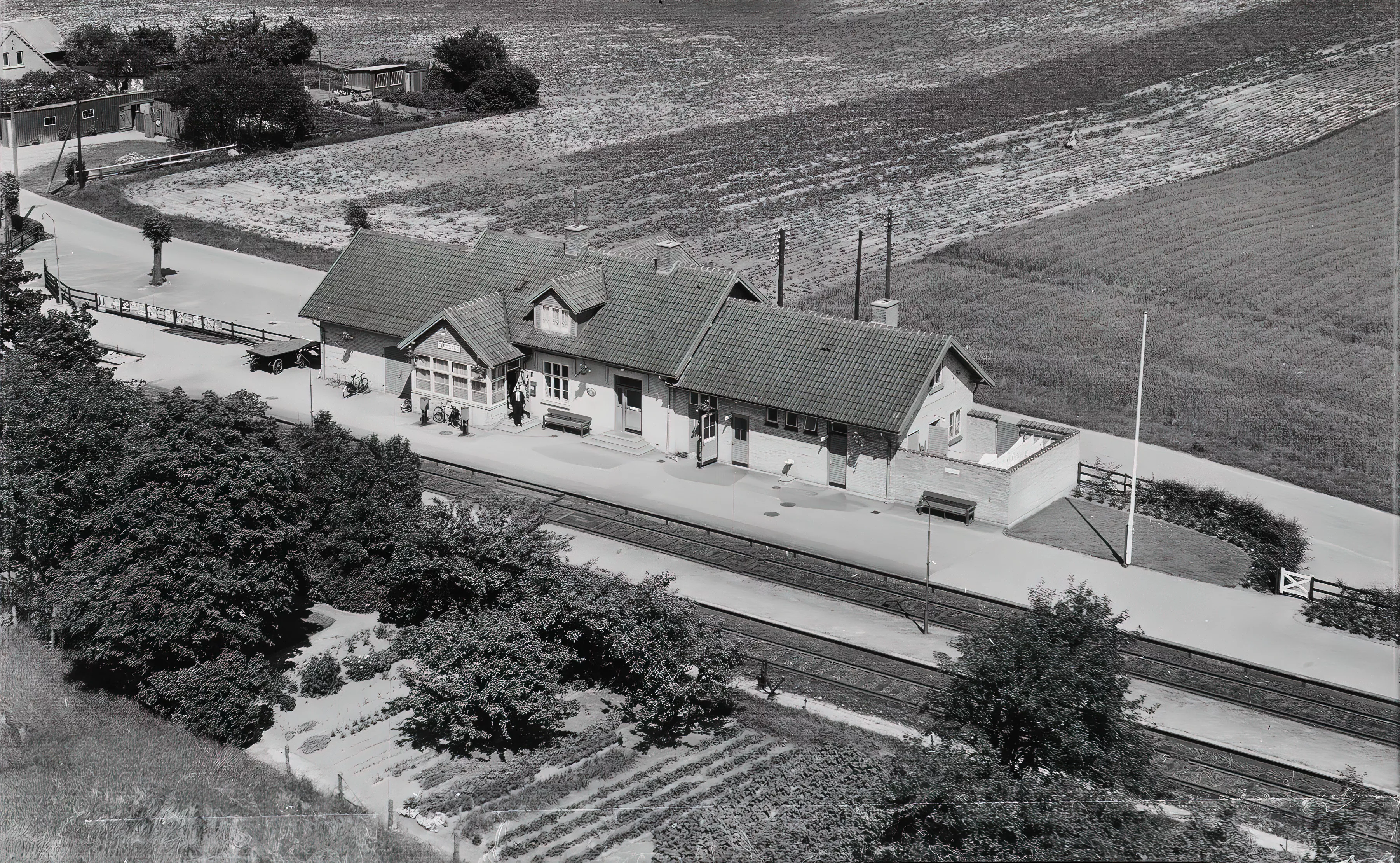 Billede af Tingsted Station kort efter ombygningen, som fandt sted i 1951. Billede af Tingsted Station kort efter ombygningen, som fandt sted i 1951.