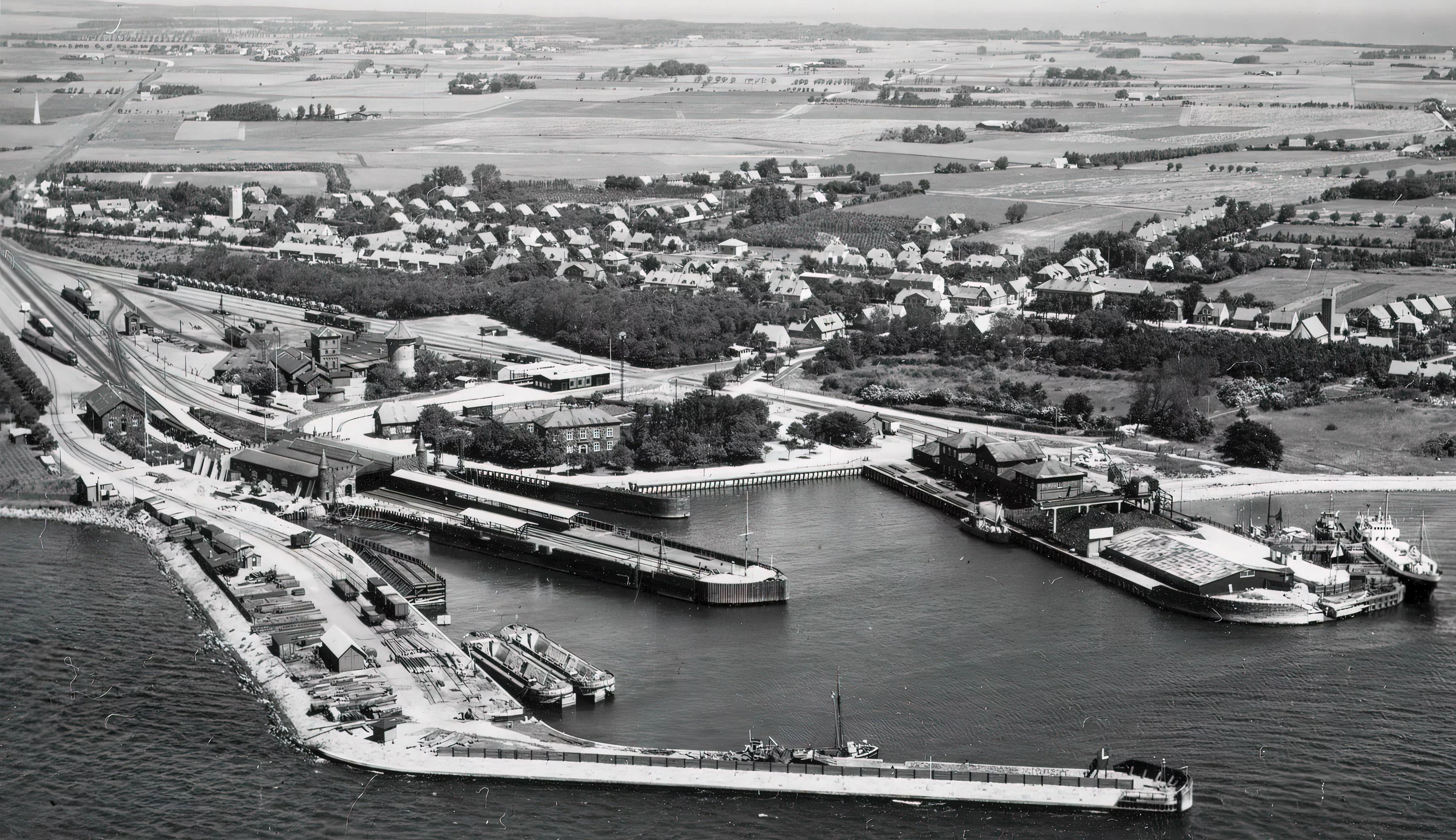 Billede af Gedser Station til højre for midten af billedet. Billede af Gedser Station til højre for midten af billedet.
