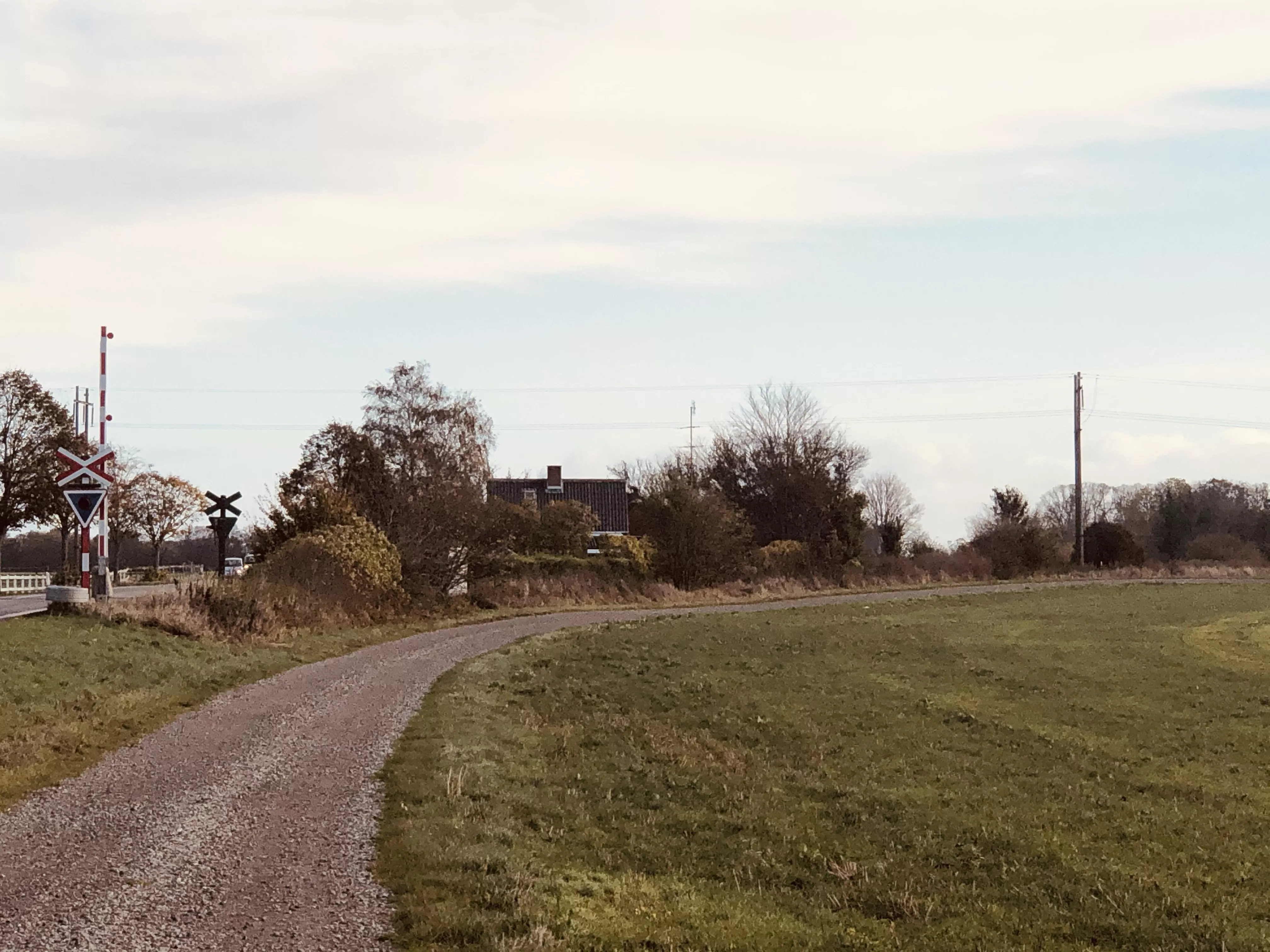 Billede af Sæby Huse Holdeplads - det gamle vogterhus ligger der stadig.