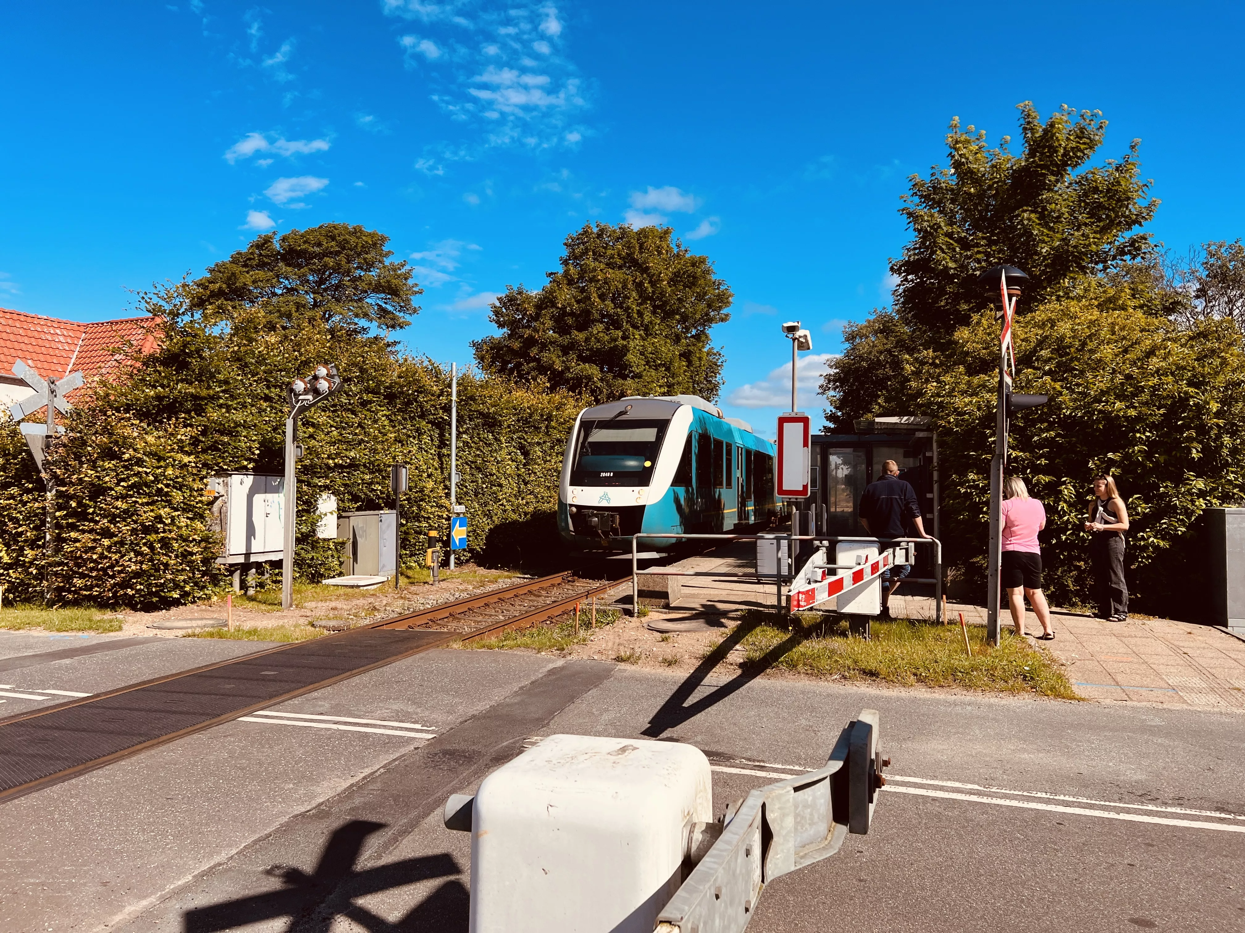 Billede af tog ud for Sejstrup Trinbræt. Billede af tog ud for Sejstrup Trinbræt.