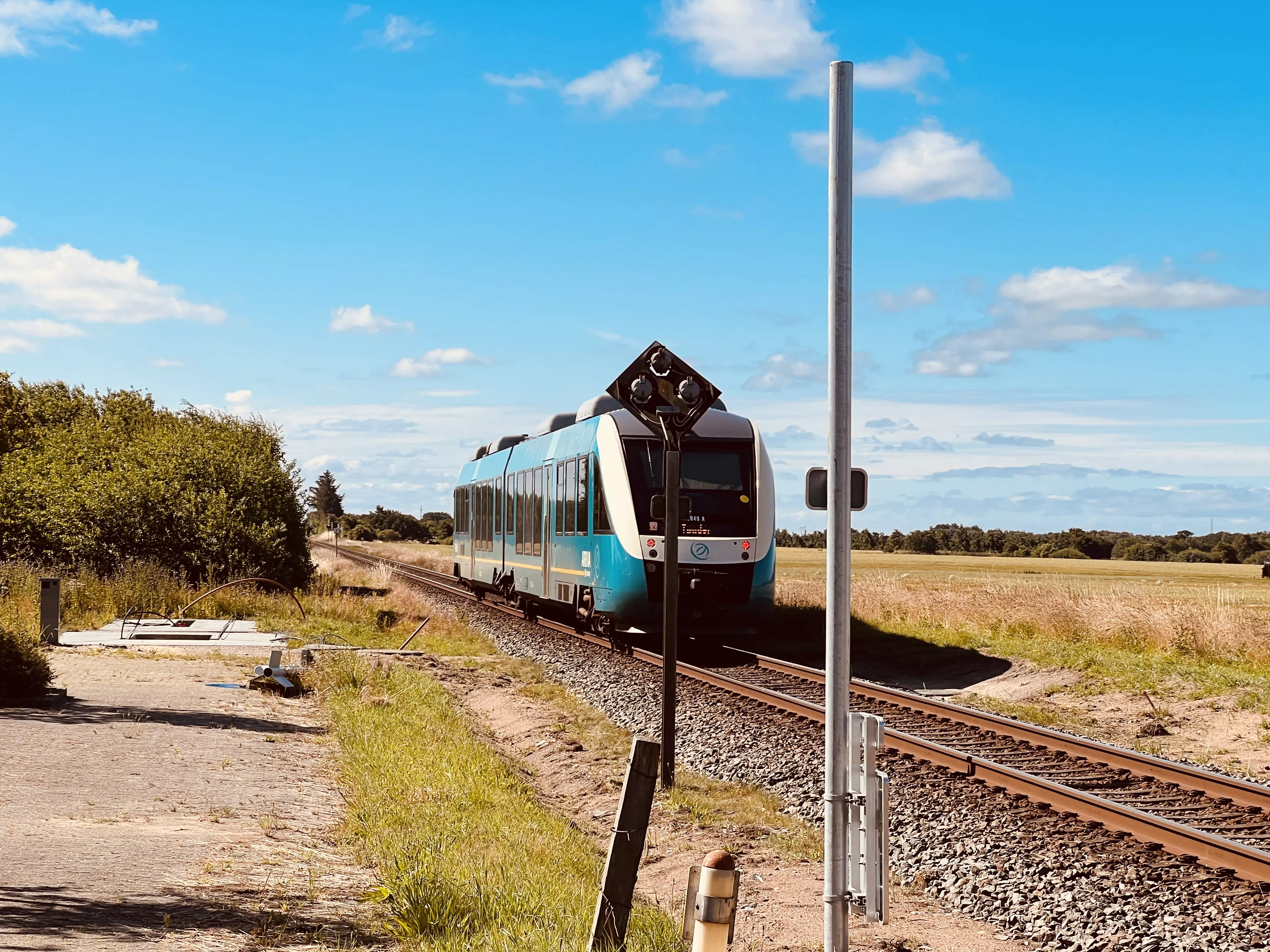 Billede af ARRIVA AR 2049 fotograferet ud for Sejstrup Billetsalgssted. Billede af ARRIVA AR 2049 fotograferet ud for Sejstrup Billetsalgssted.