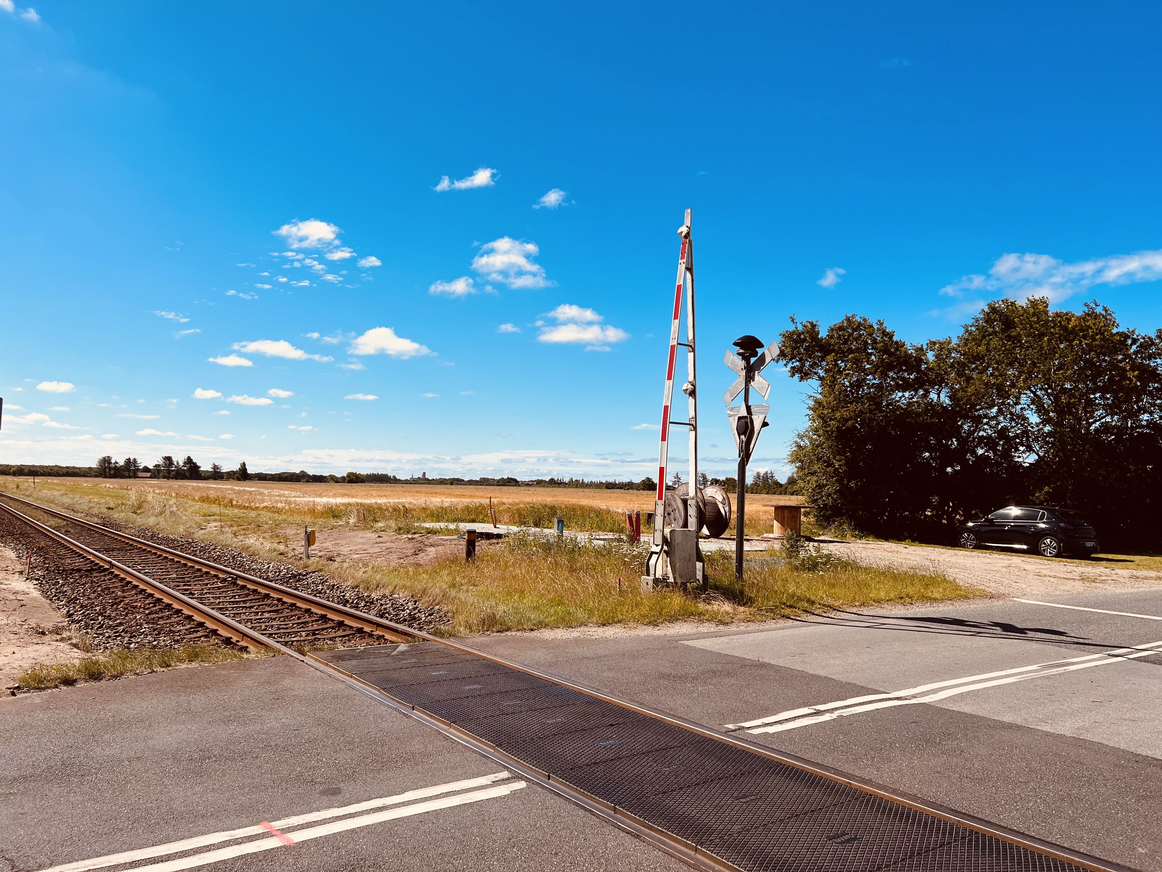 Billede af overkørslen ved det nu nedlagte Farup Billetsalgssted.