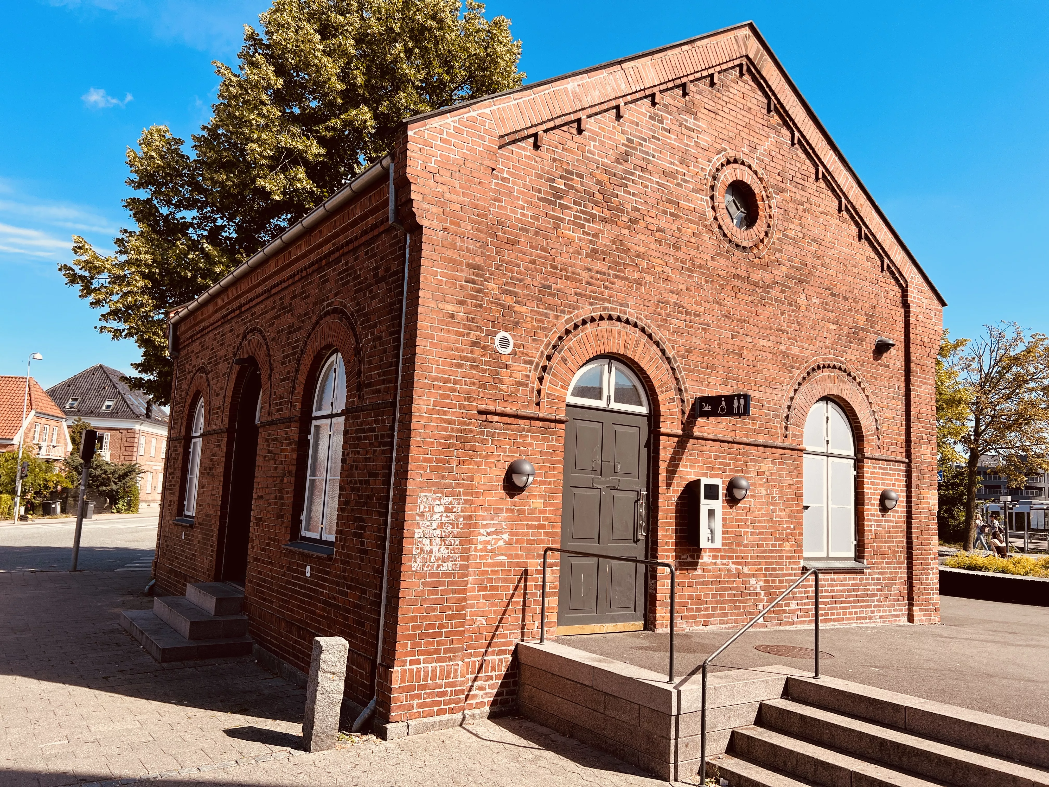 Billede af den tidligere postbygning ved Hillerød Station. Billede af den tidligere postbygning ved Hillerød Station.