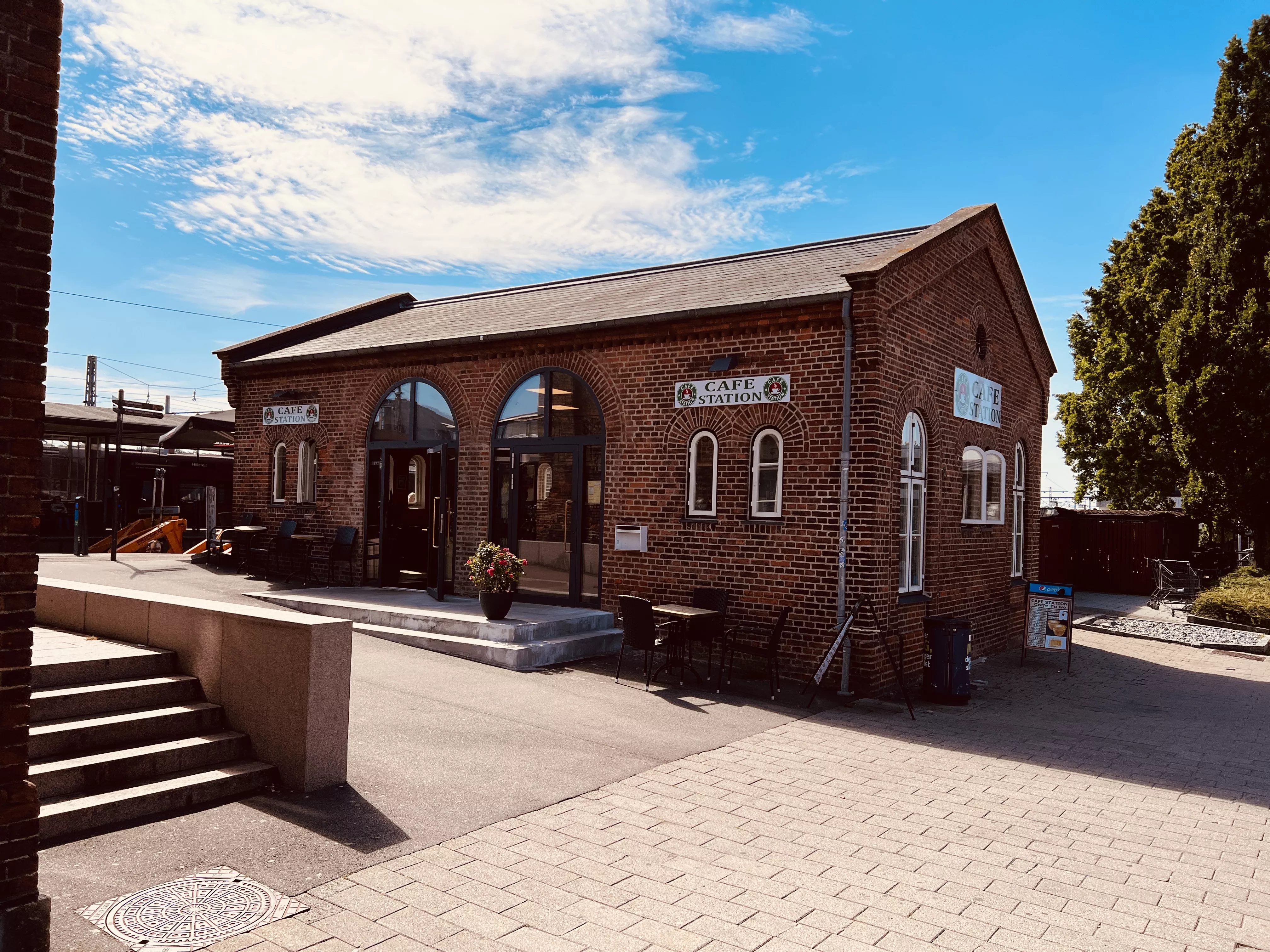 Billede af Hillerød Stations retiradebygning. Billede af Hillerød Stations retiradebygning.