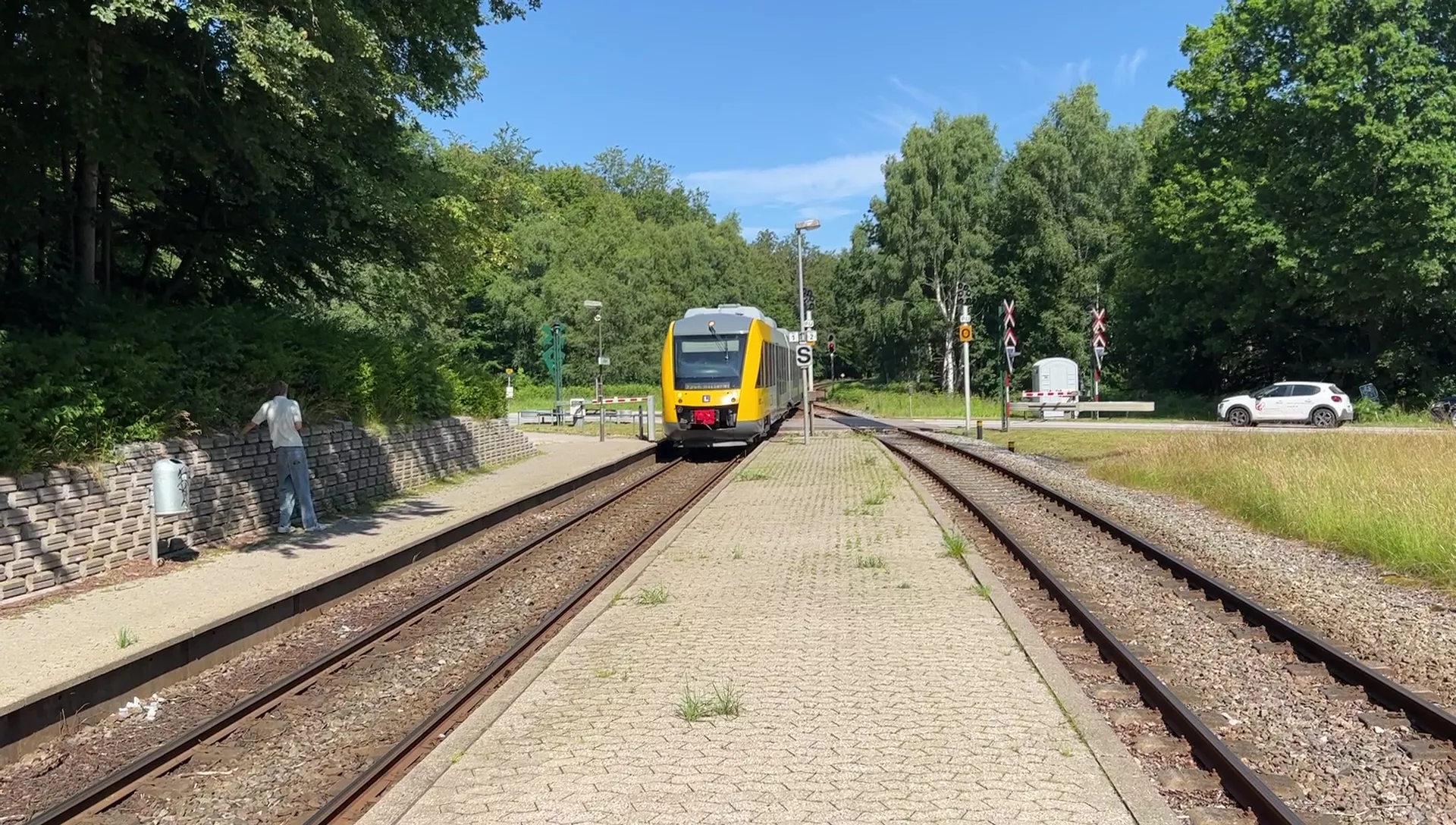 Billede af tog ud for Mårum Station.