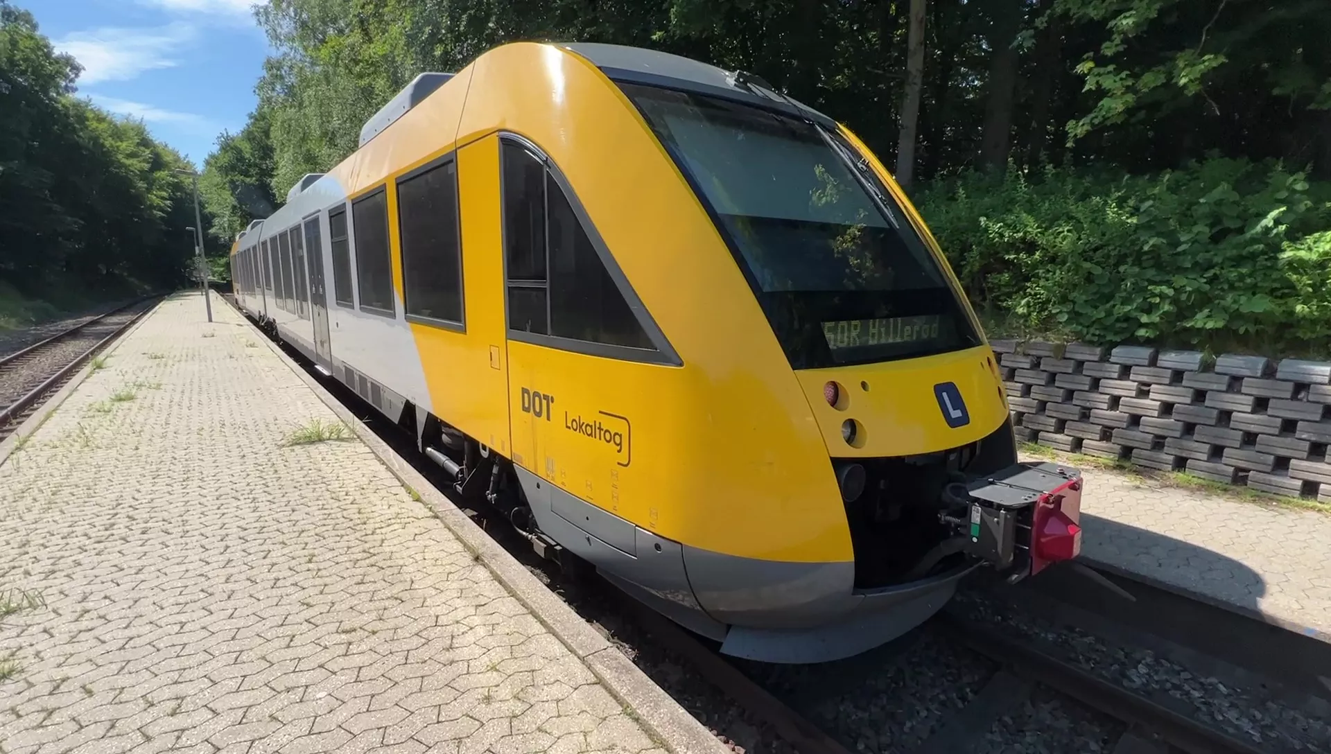 Billede af tog ud for Mårum Station. Billede af tog ud for Mårum Station.