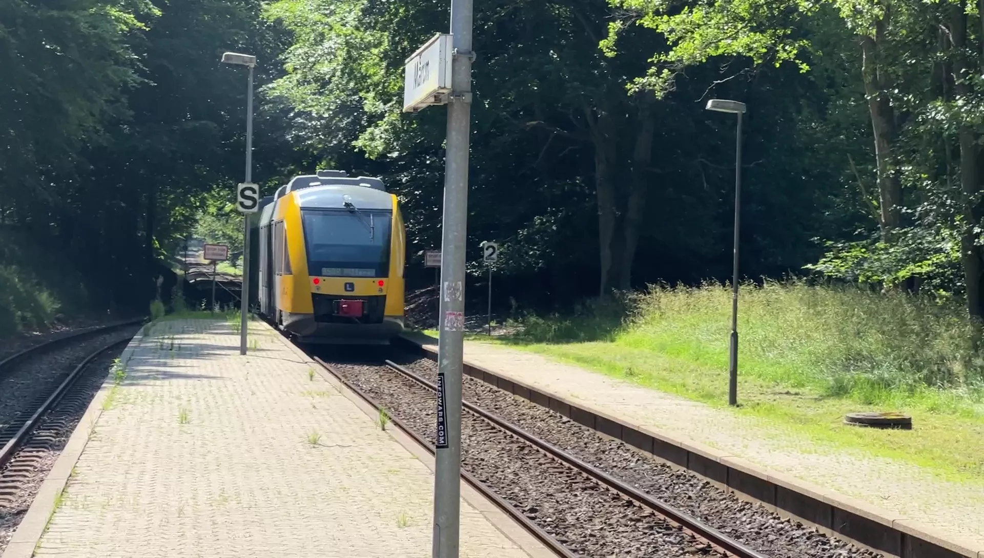 Billede af tog ud for Mårum Station. Billede af tog ud for Mårum Station.