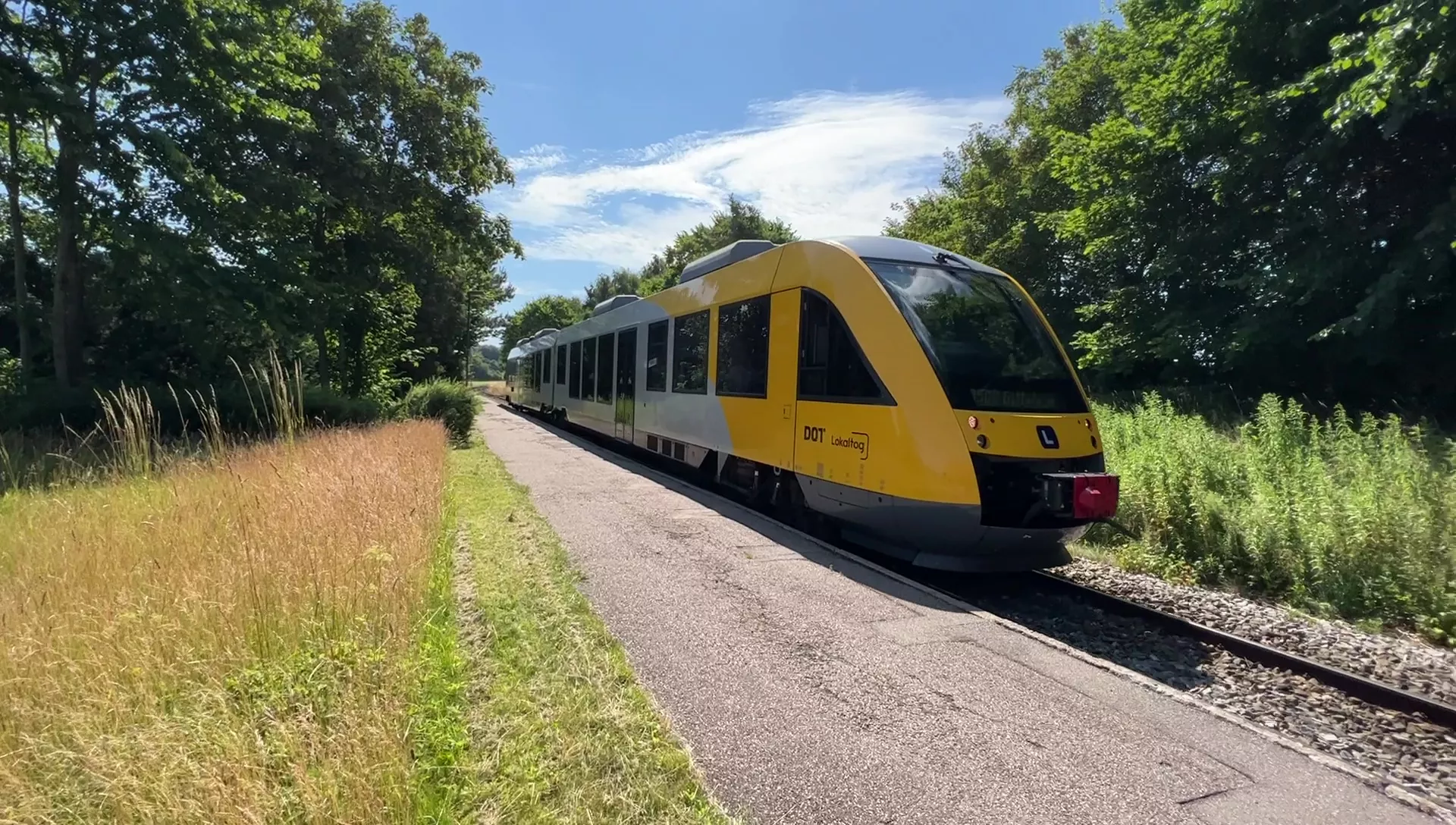 Billede af tog ud for Saltrup Trinbræt.