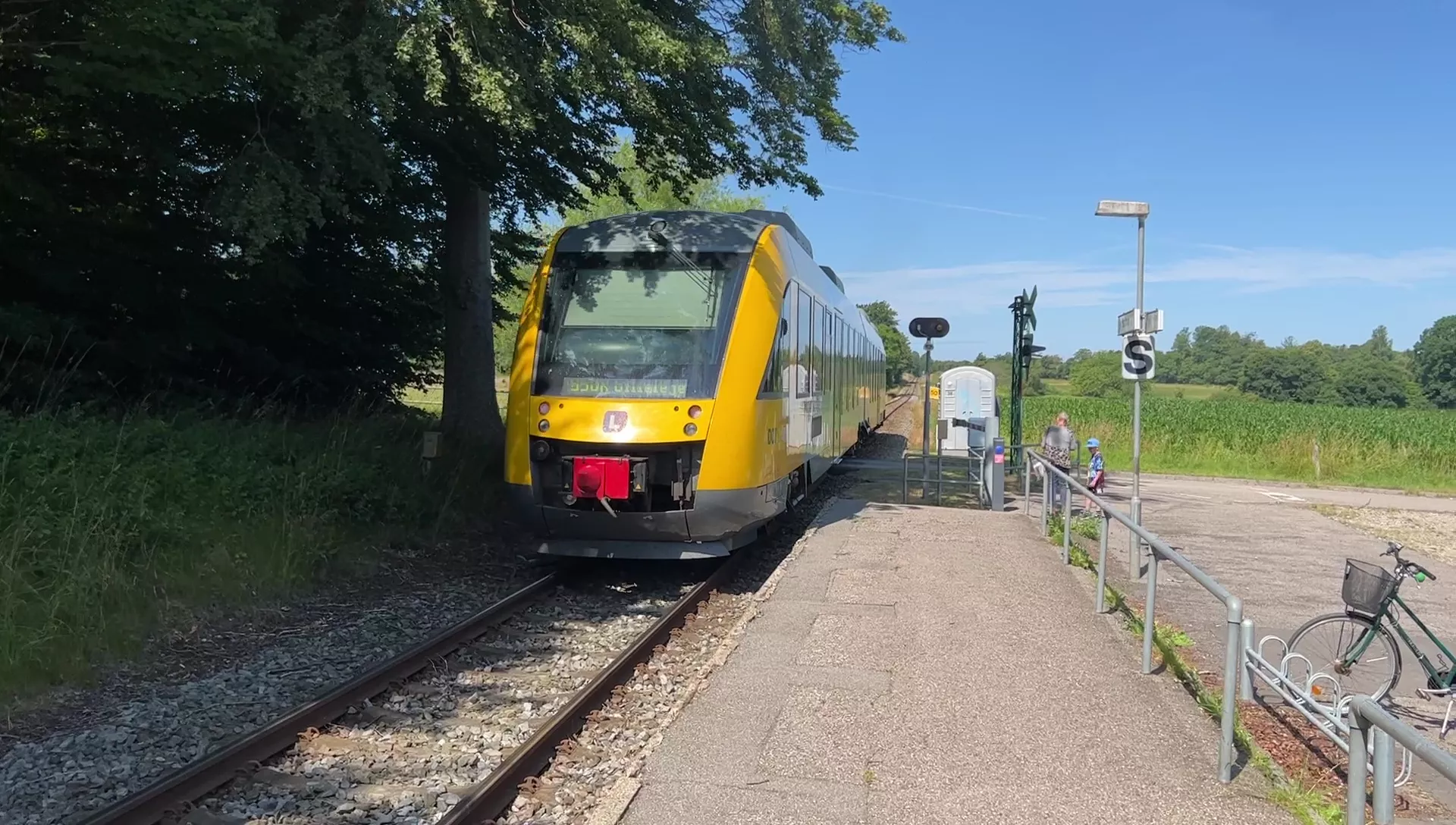 Billede af tog ud for Saltrup Trinbræt. Billede af tog ud for Saltrup Trinbræt.