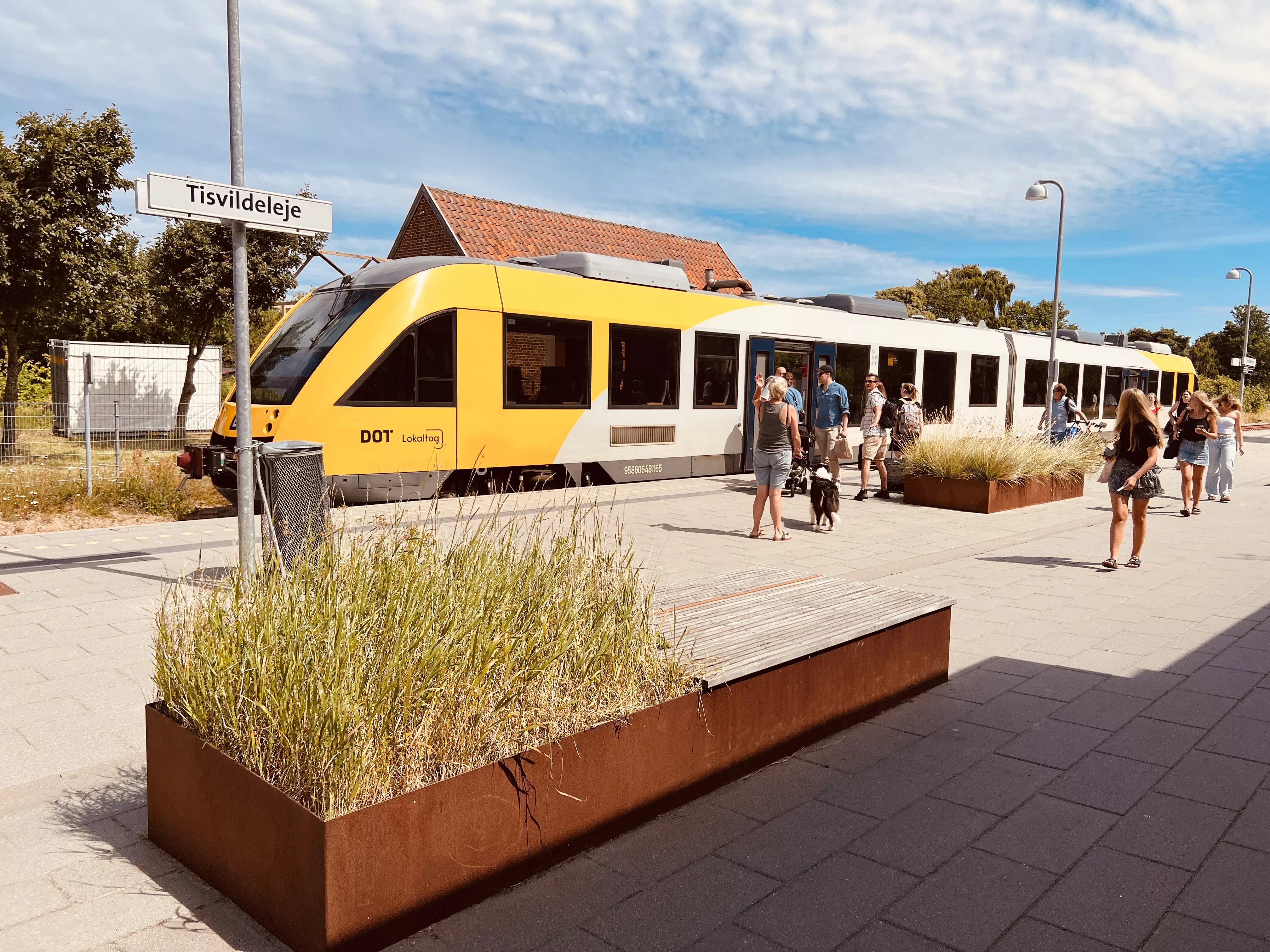 Billede af tog ud for Tisvildeleje Station. Billede af tog ud for Tisvildeleje Station.