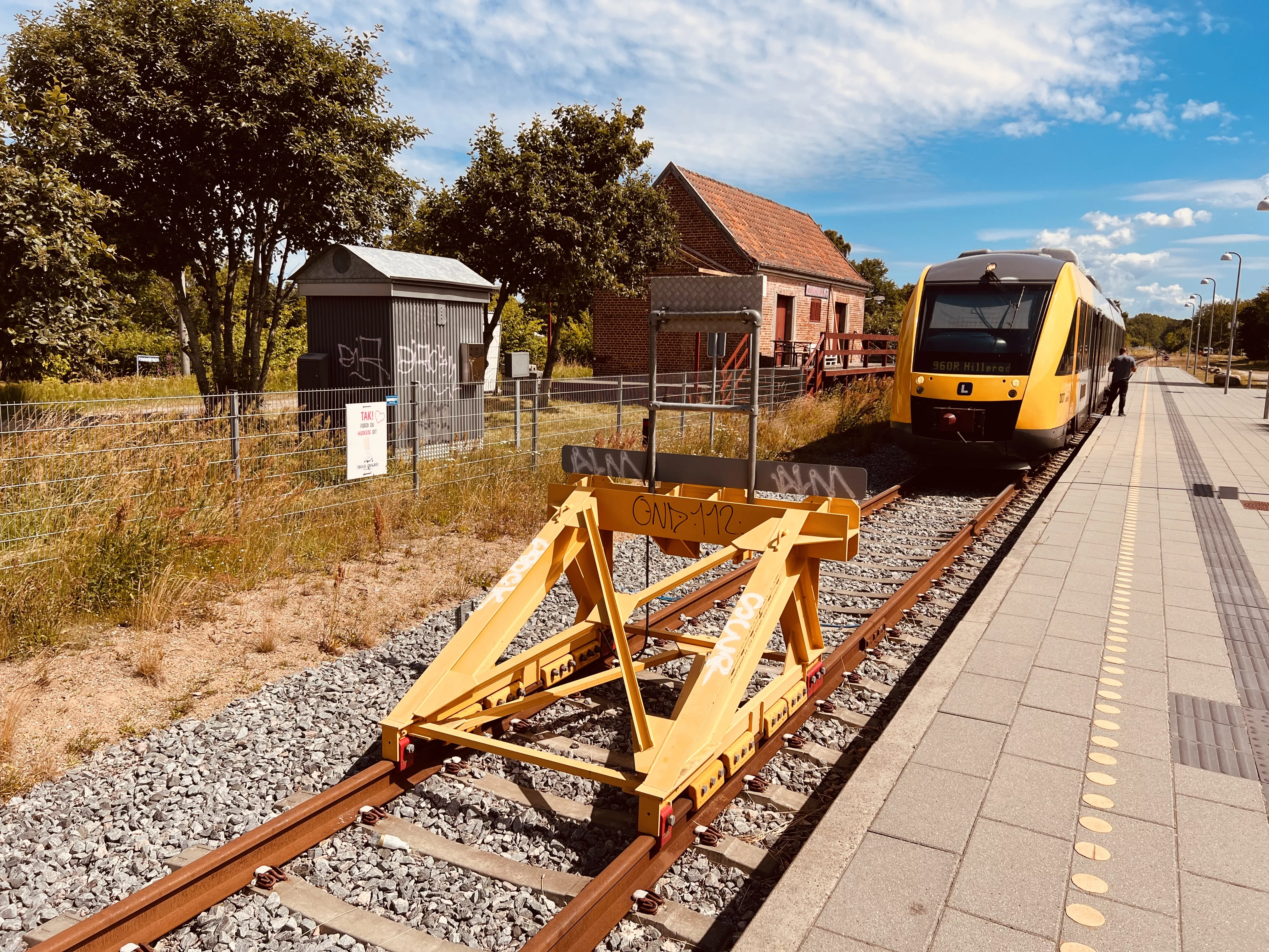 Billede af tog ud for Tisvildeleje Station. Billede af tog ud for Tisvildeleje Station.