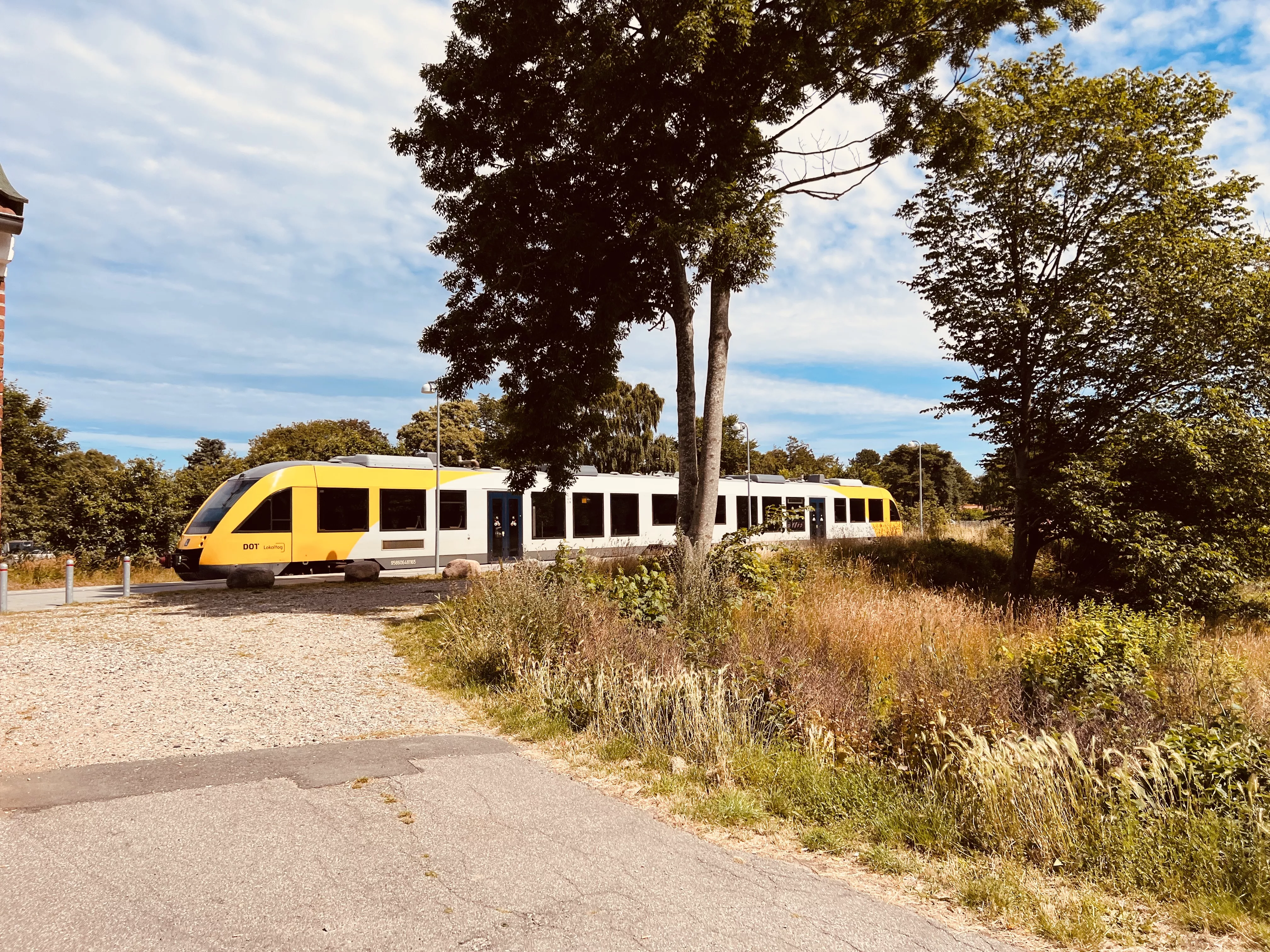 Billede af tog ud for Tisvildeleje Station. Billede af tog ud for Tisvildeleje Station.