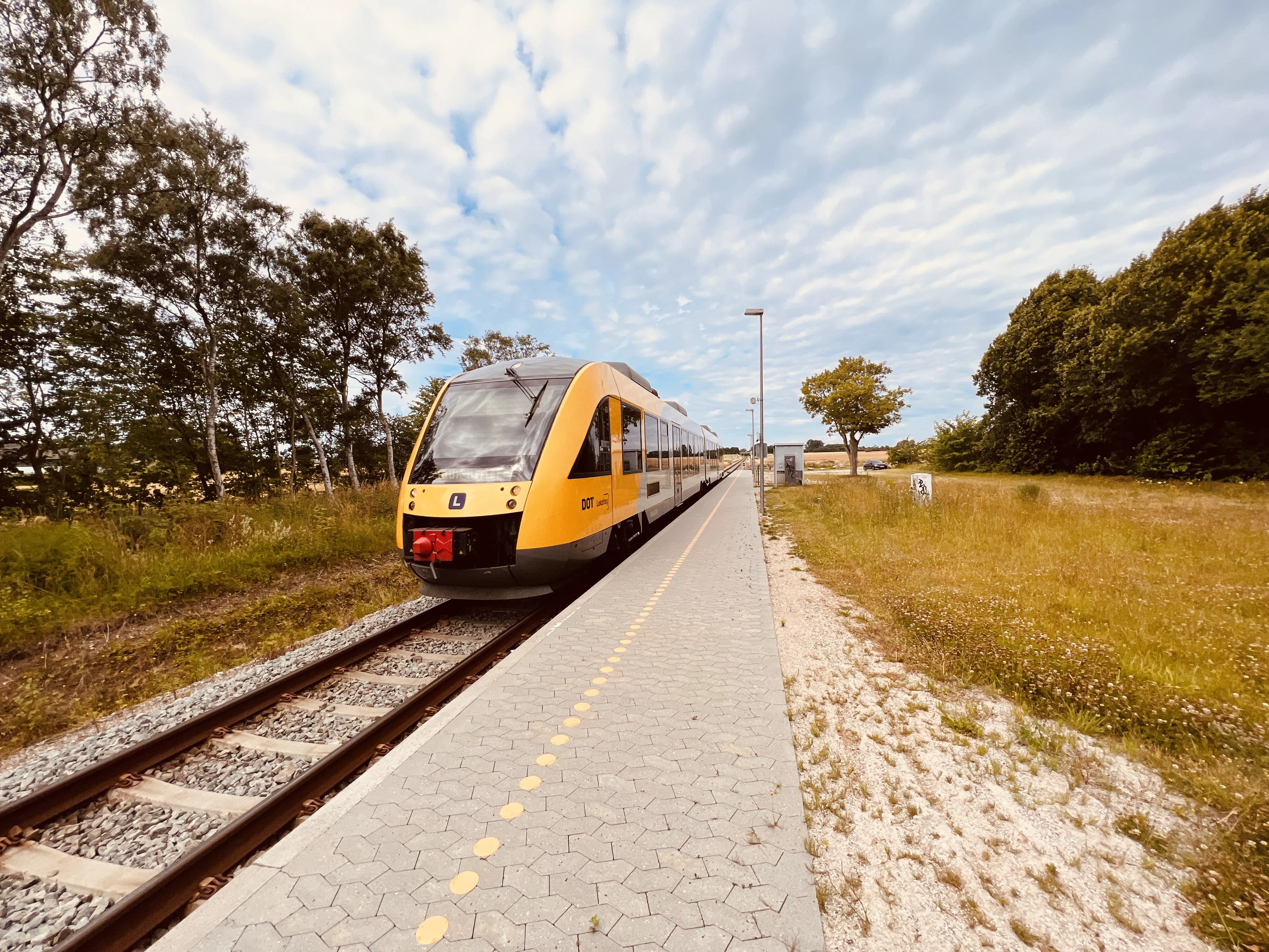 Billede af tog ud for Ørby Trinbræt. Billede af tog ud for Ørby Trinbræt.