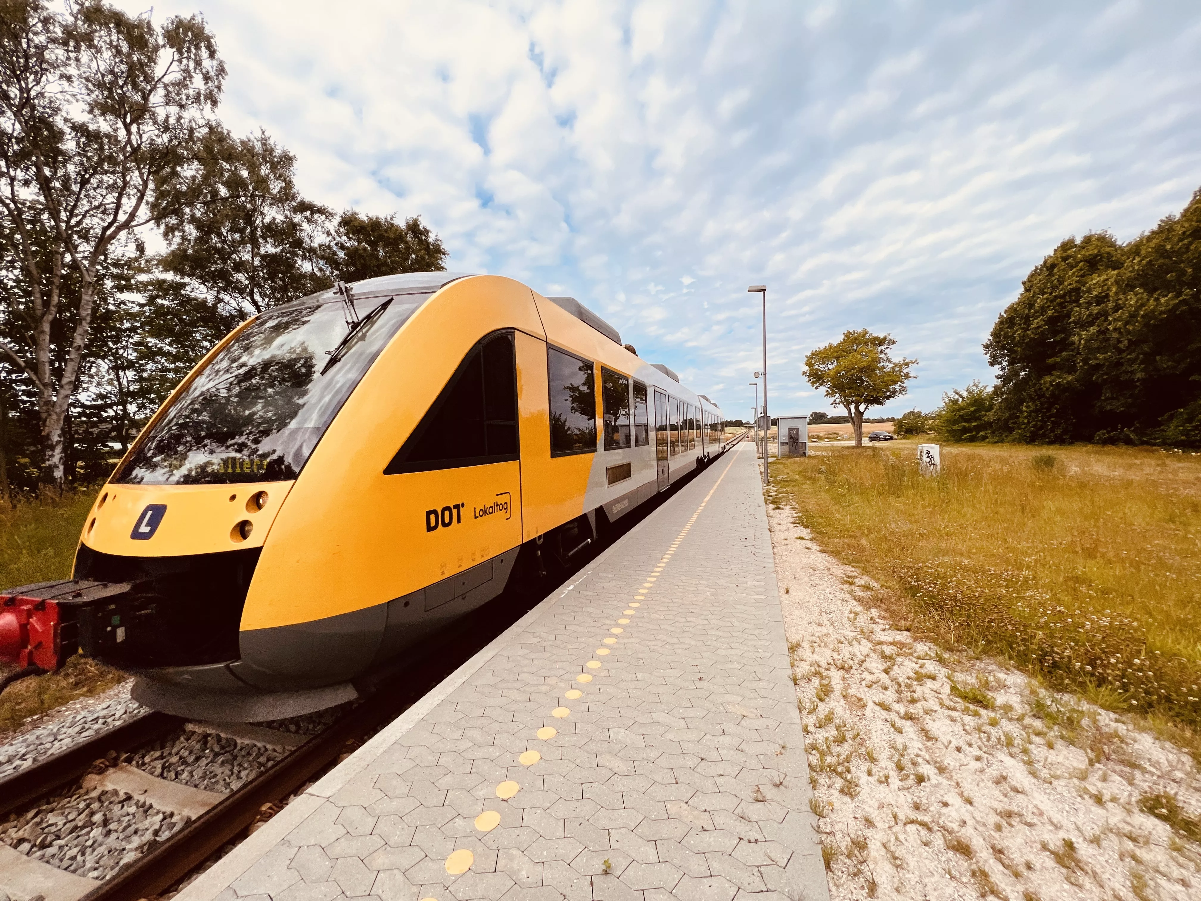 Billede af tog ud for Ørby Trinbræt. Billede af tog ud for Ørby Trinbræt.