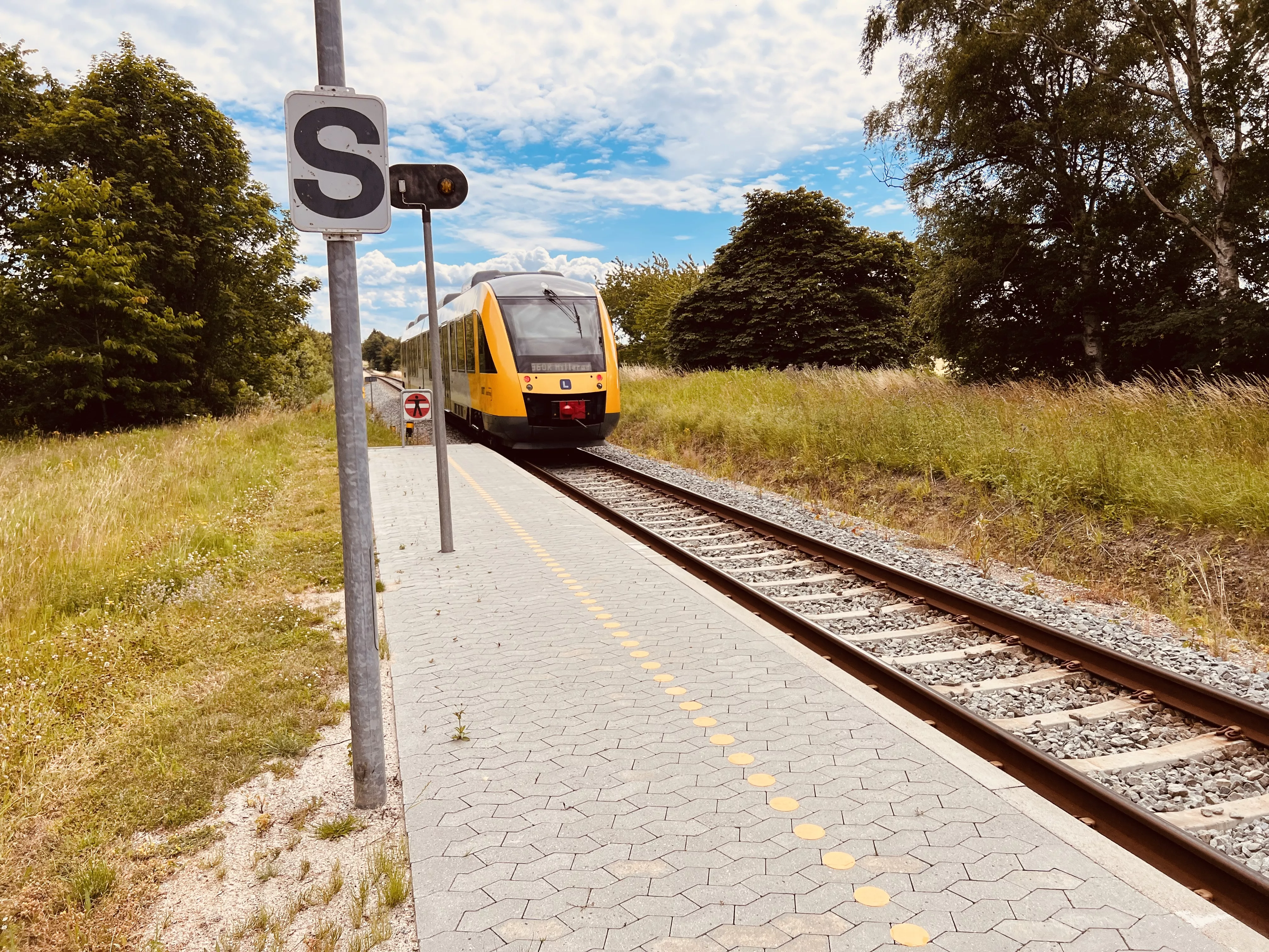 Billede af tog ud for Ørby Trinbræt. Billede af tog ud for Ørby Trinbræt.