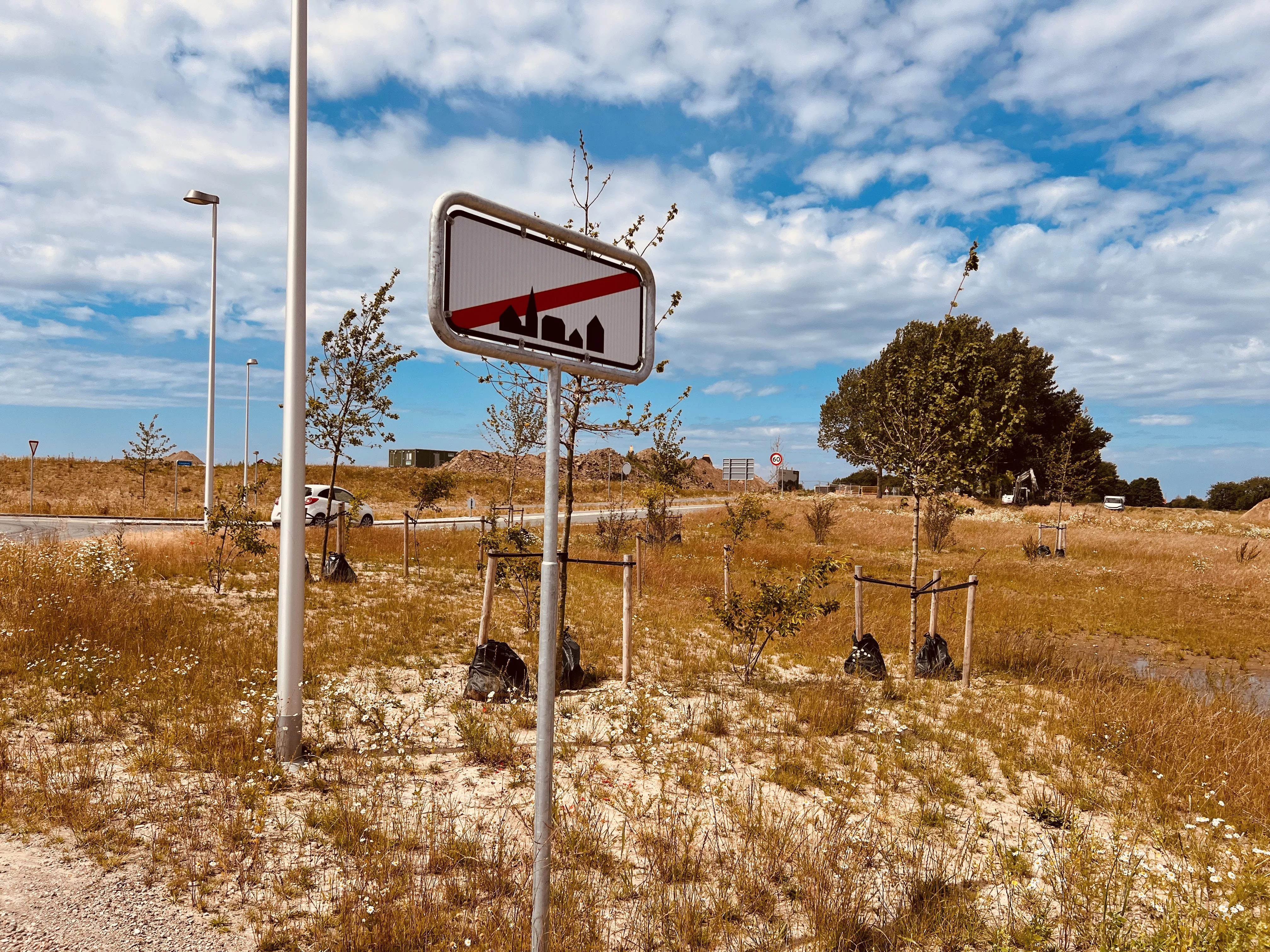 Billede af Troldebakkerne Trinbræt, som ligger i et ubebygget område, hvor byen endnu ikke har fået et navn. Billede af Troldebakkerne Trinbræt, som ligger i et ubebygget område, hvor byen endnu ikke har fået et navn.