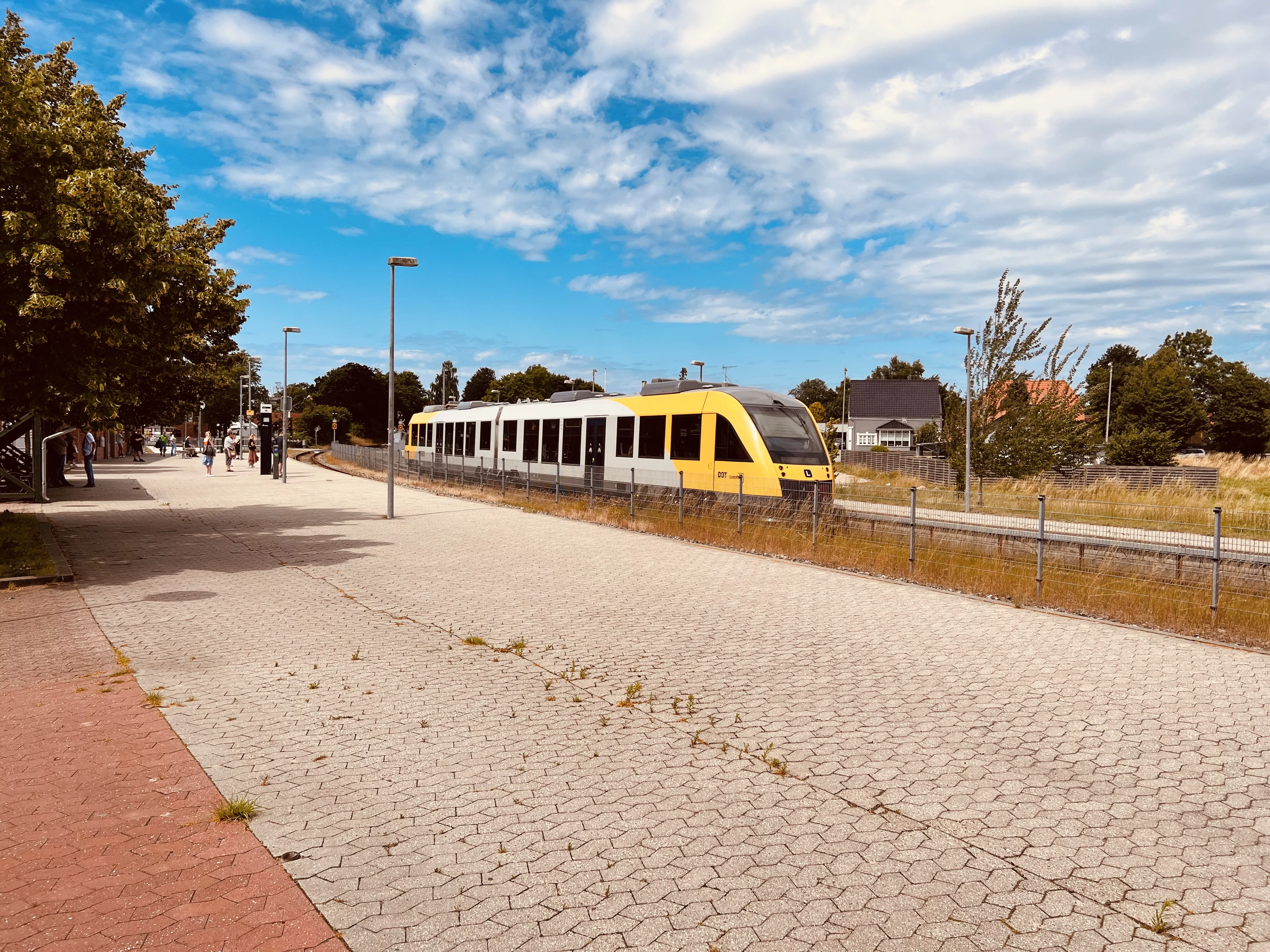 Billede af tog ud for Helsinge Station. Billede af tog ud for Helsinge Station.