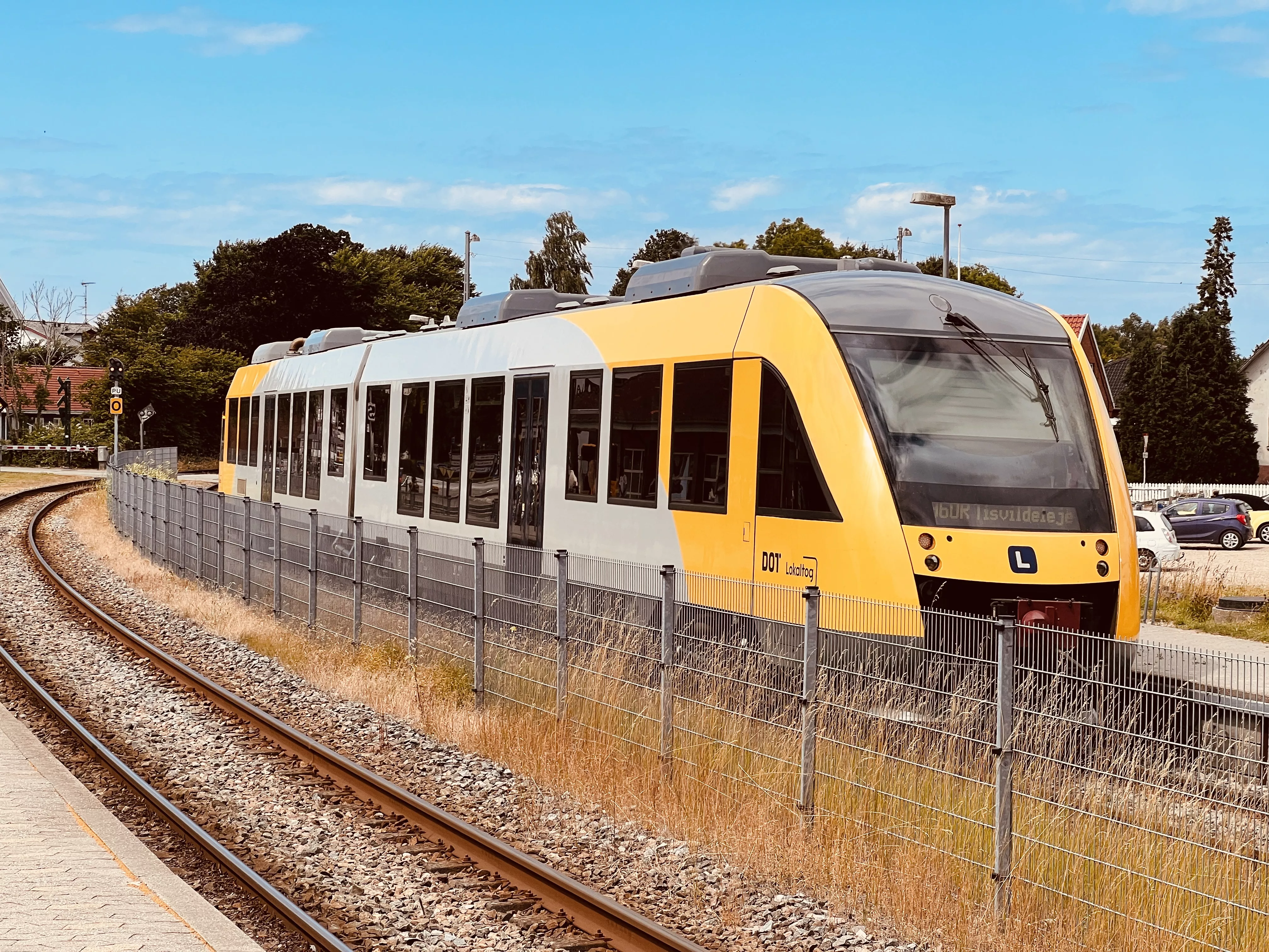Billede af tog ud for Helsinge Station. Billede af tog ud for Helsinge Station.