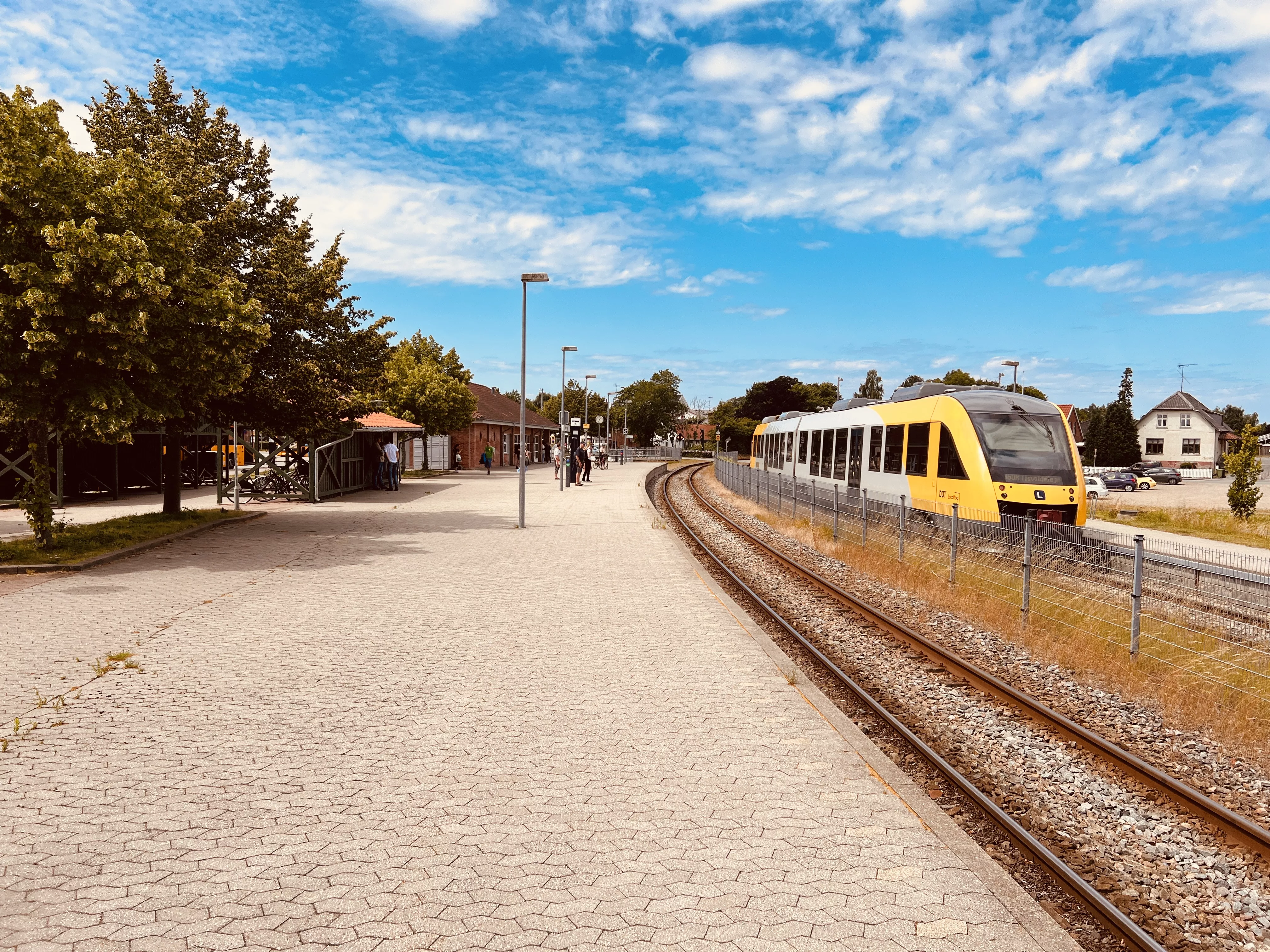 Billede af tog ud for Helsinge Station. Billede af tog ud for Helsinge Station.