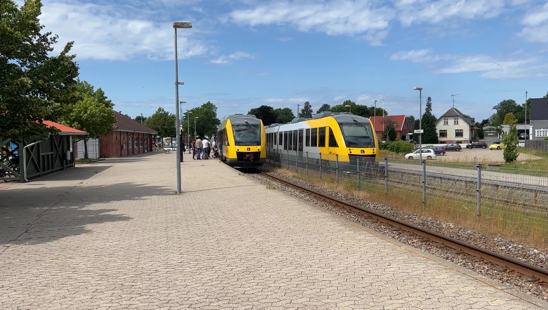 Billede af tog ud for Helsinge Station. Billede af tog ud for Helsinge Station.