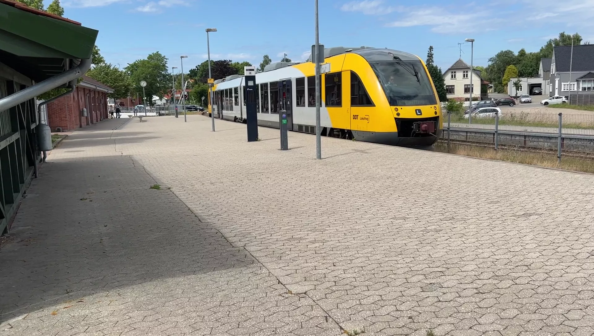 Billede af tog ud for Helsinge Station. Billede af tog ud for Helsinge Station.