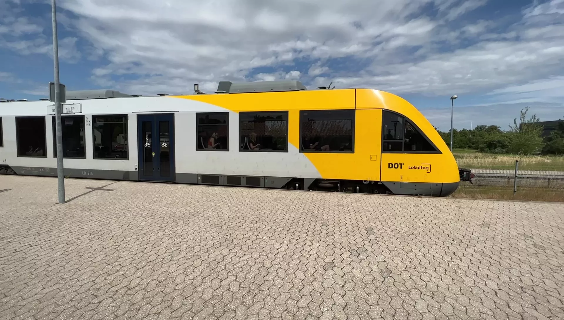 Billede af tog ud for Helsinge Station. Billede af tog ud for Helsinge Station.
