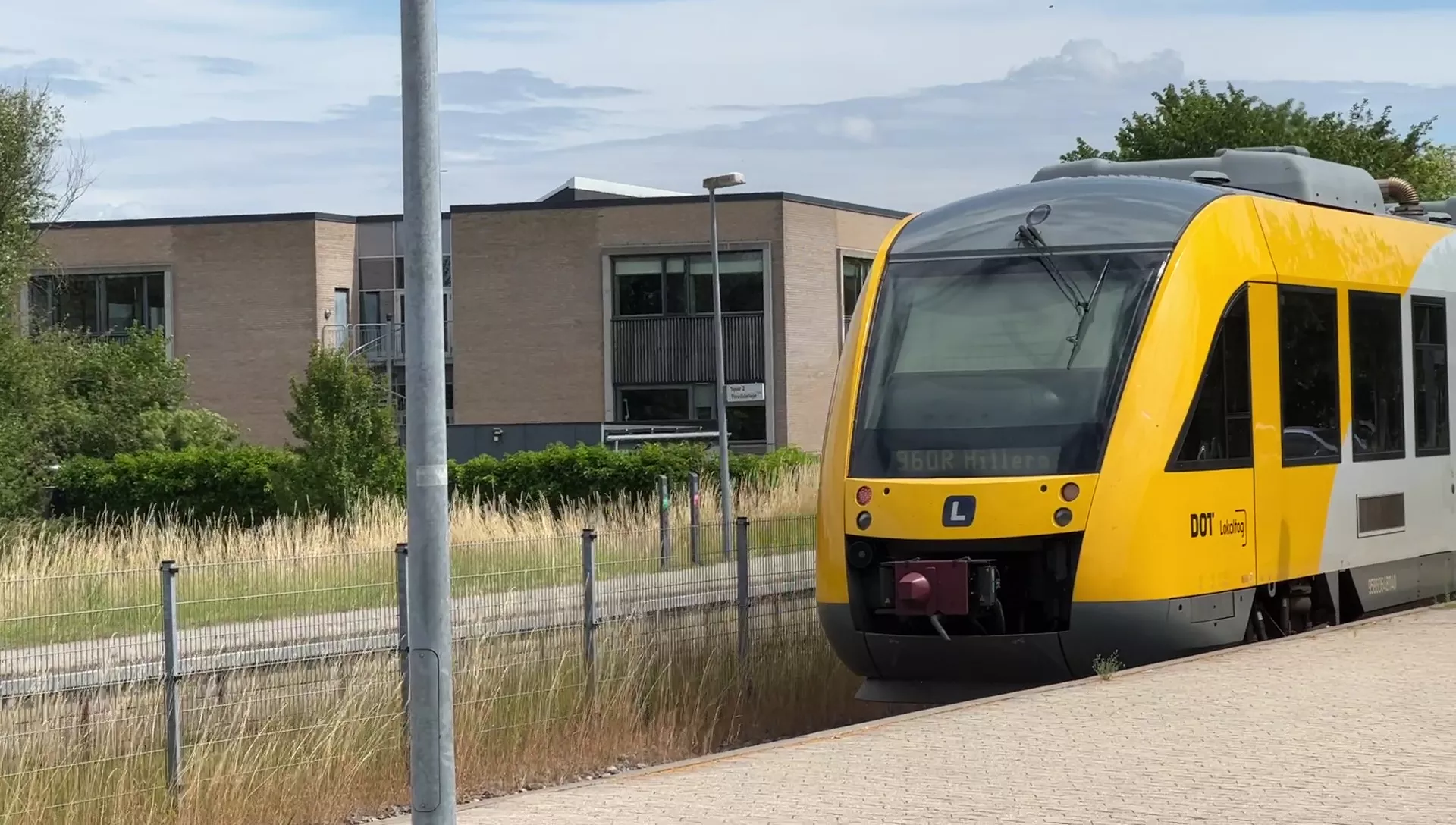 Billede af tog ud for Helsinge Station. Billede af tog ud for Helsinge Station.