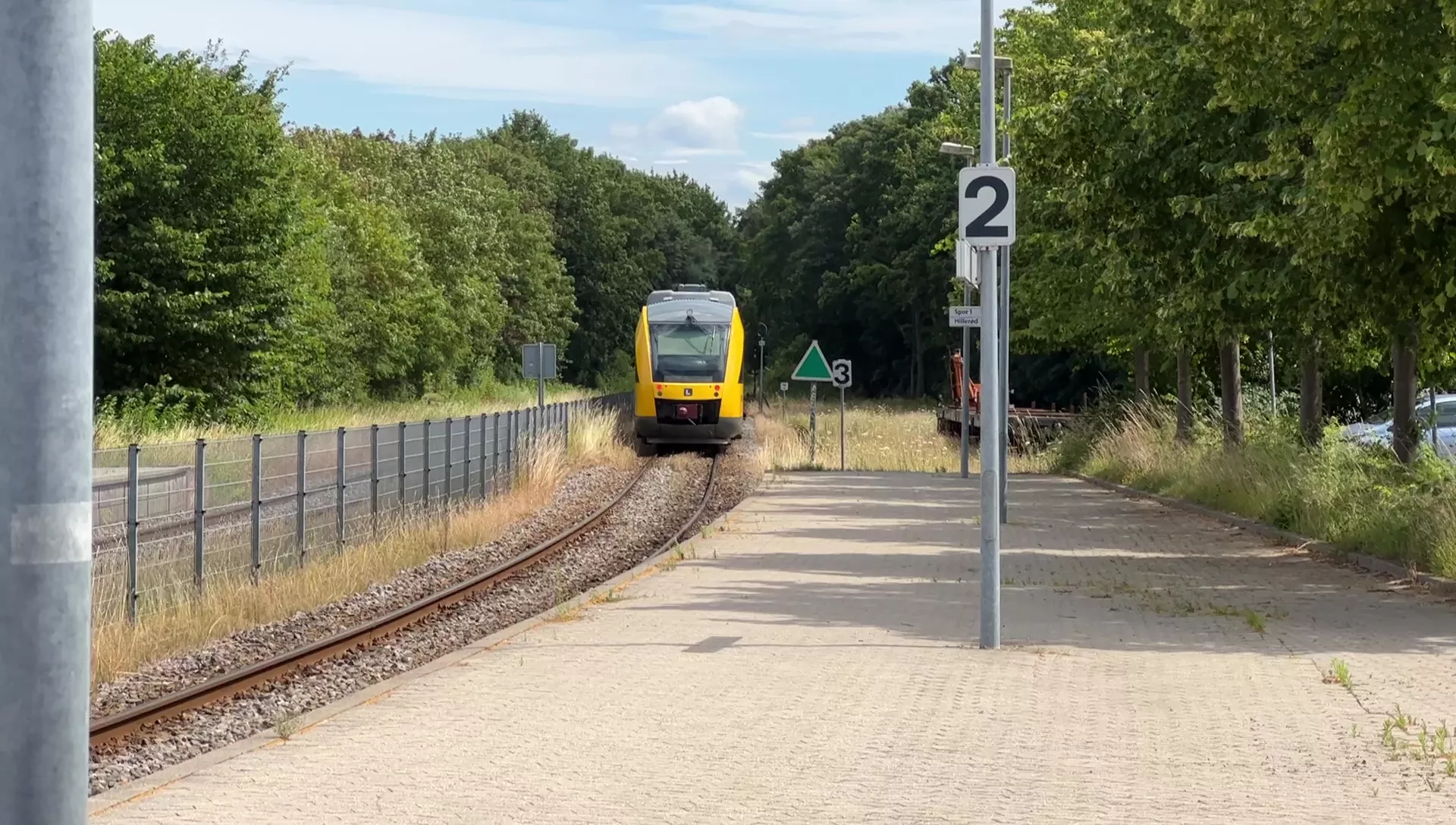 Billede af tog ud for Helsinge Station. Billede af tog ud for Helsinge Station.