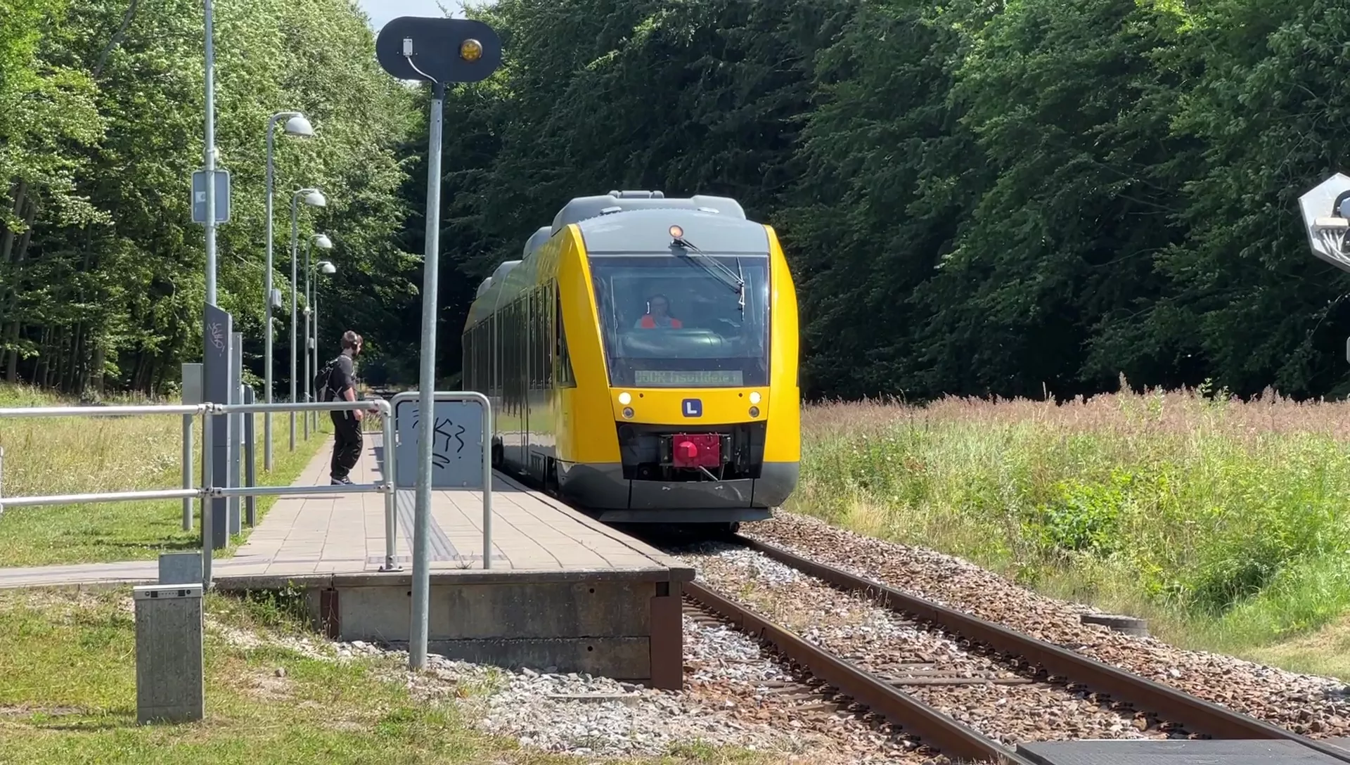 Billede af tog ud for Duemose Trinbræt. Billede af tog ud for Duemose Trinbræt.