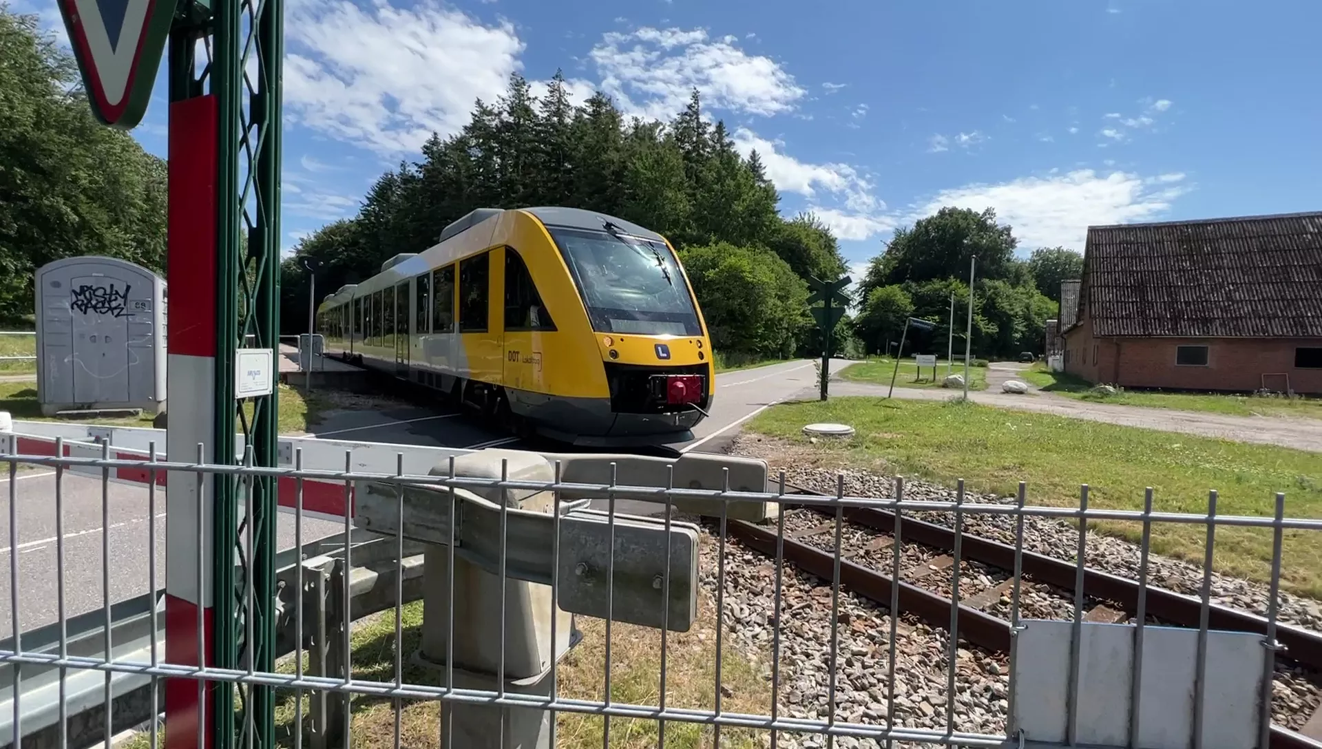 Billede af tog ud for Duemose Trinbræt. Billede af tog ud for Duemose Trinbræt.