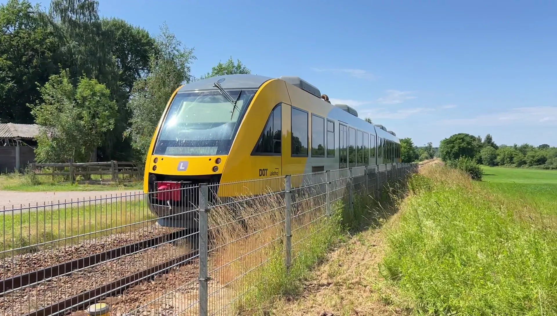 Billede af tog ud for Duemose Trinbræt. Billede af tog ud for Duemose Trinbræt.