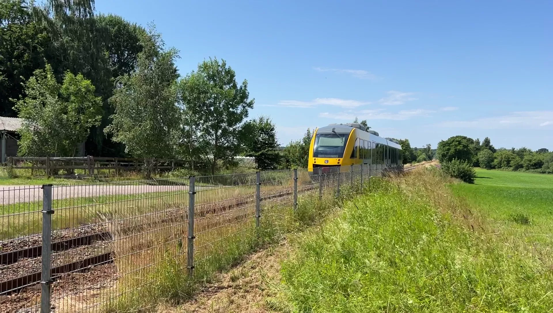 Billede af tog ud for Duemose Trinbræt. Billede af tog ud for Duemose Trinbræt.