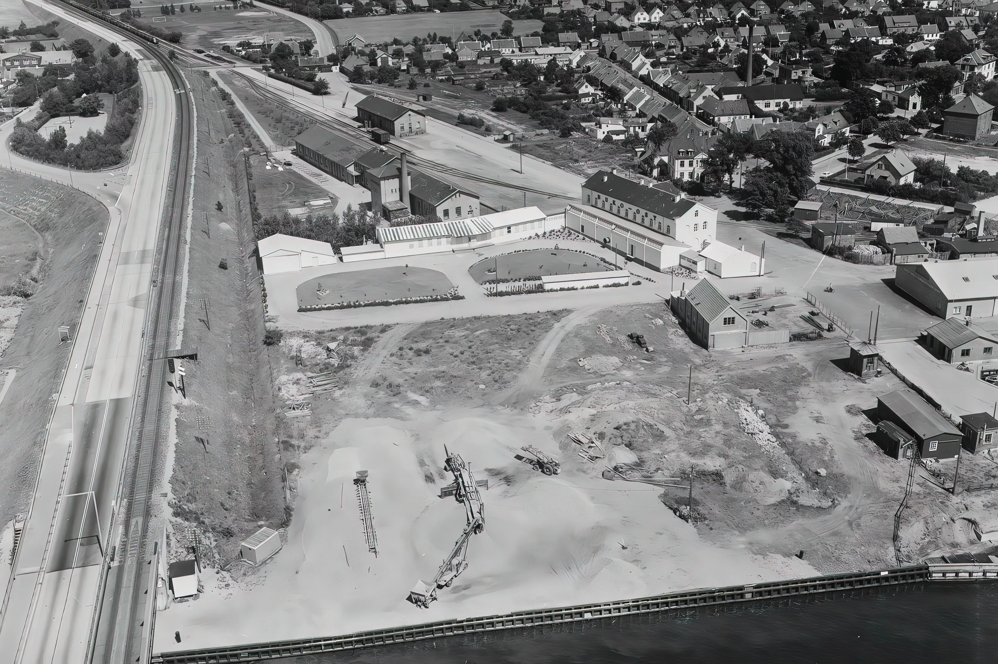 Billede af Masnedsund Station - nu med den meter høje påskrift "BUKO - OST". Billede af Masnedsund Station - nu med den meter høje påskrift "BUKO - OST".