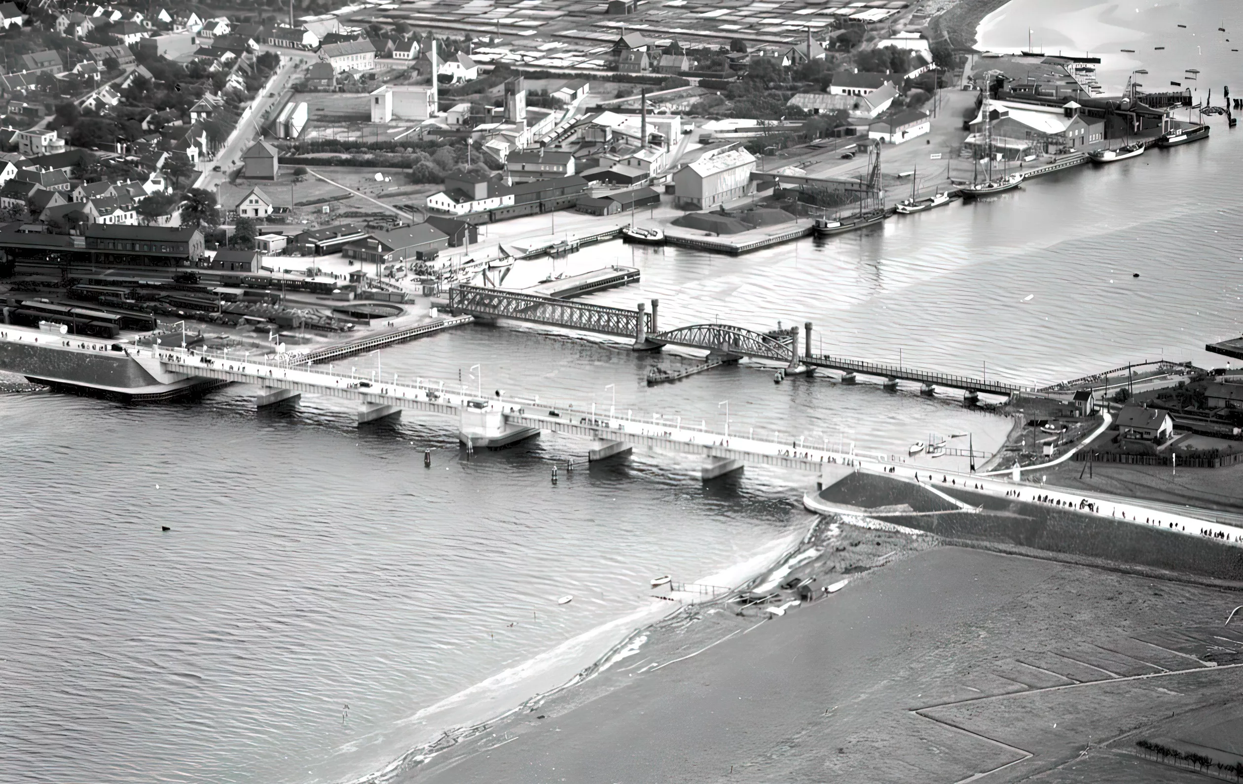 Billede af indvielsen af Storstrømsbroen her med paradekørsel over Masnedsundsbroen den 26. september 1937. Masnedsund Station kan ses i venstre side af billedet.