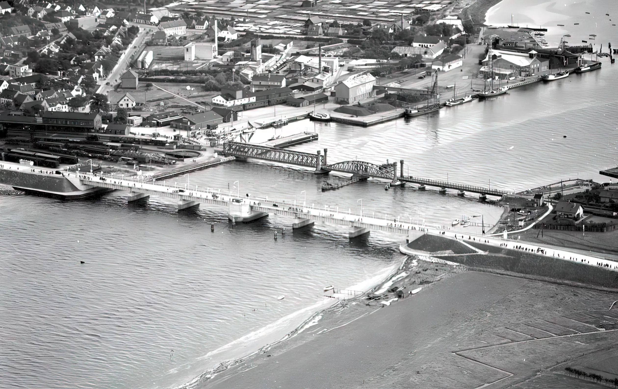 Billede af indvielsen af Storstrømsbroen her med paradekørsel over Masnedsundsbroen den 26. september 1937. Masnedsund Station kan ses i venstre side af billedet. Billede af indvielsen af Storstrømsbroen her med paradekørsel over Masnedsundsbroen den 26. september 1937. Masnedsund Station kan ses i venstre side af billedet.