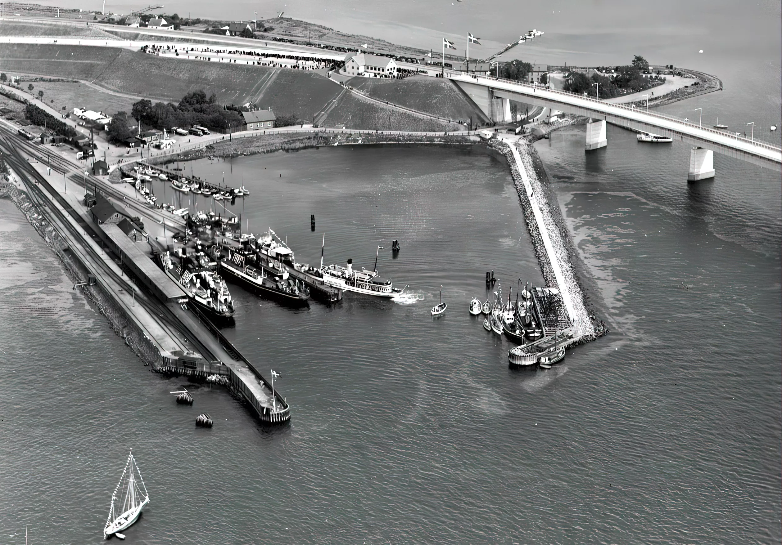 Billede af Masnedø Station under Storstrømsbroens indvielse den 26. september 1937. Billede af Masnedø Station under Storstrømsbroens indvielse den 26. september 1937.