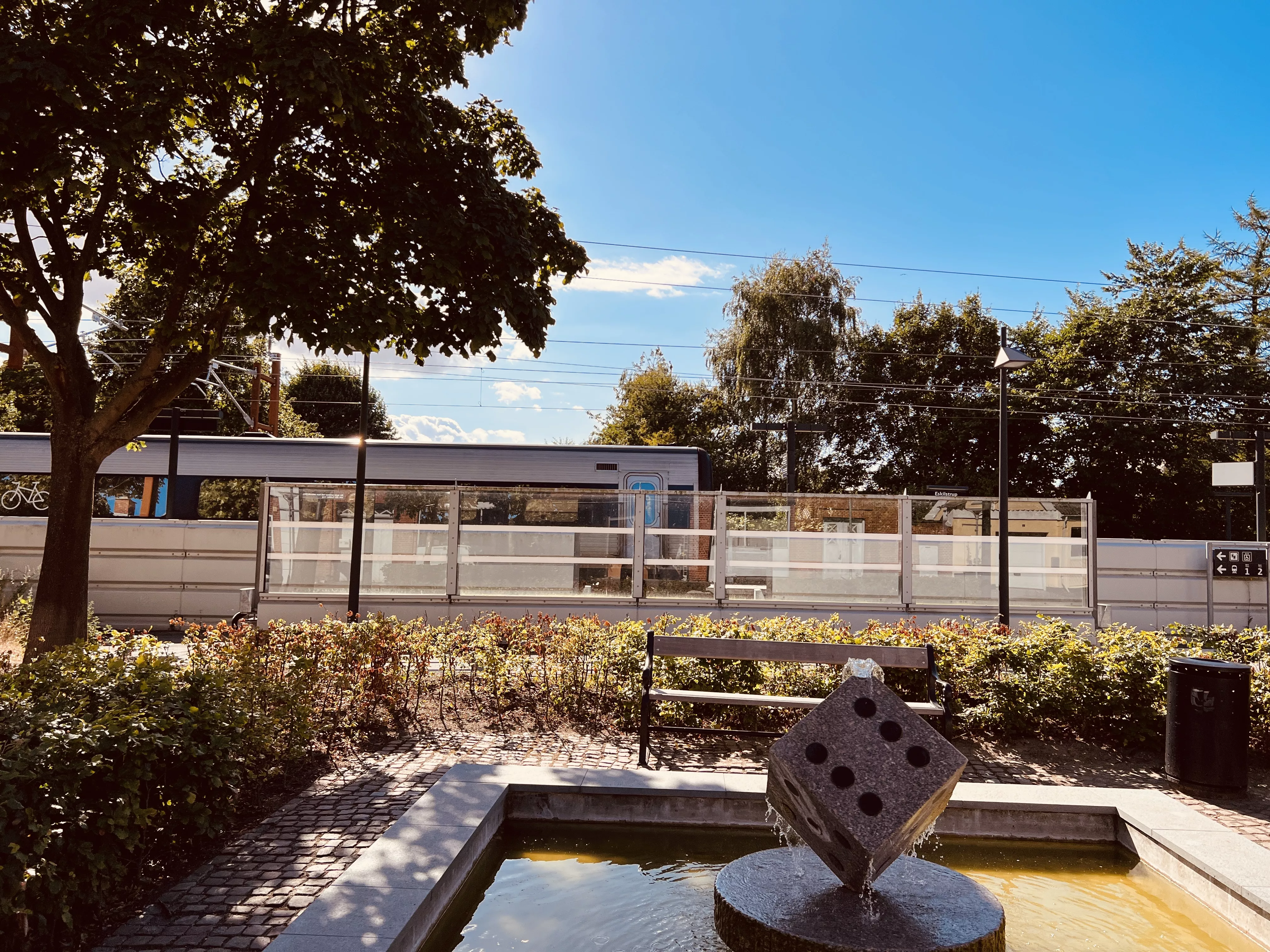 Billede af tog ud for Eskilstrup Trinbræt. Billede af tog ud for Eskilstrup Trinbræt.